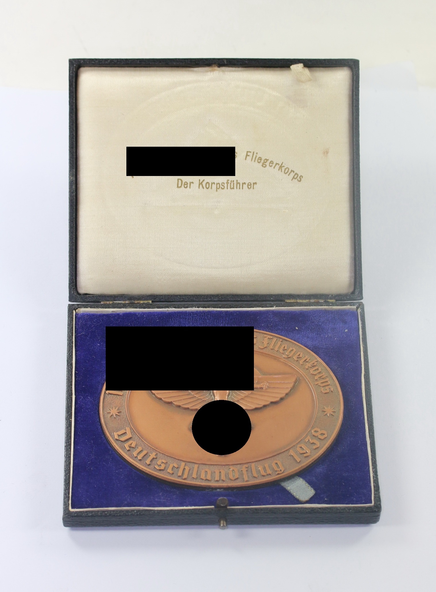 nationalsozialistisches_fliegerkorps_nsfk_plakette_deutschlandflug_1938_mit_etui_urkunde_1__1 Nationalsozialistisches Fliegerkorps (NSFK), Plakette "Deutschlandflug 1938", mit Etui + Urkunde – Bild 1