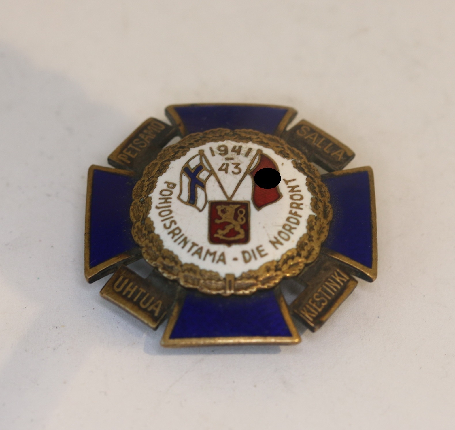 Nordfrontkreuz 1941 - 43, weißer Hintergrund - Salla - Kiestinki - Uhtua - Petsamo – Bild 1