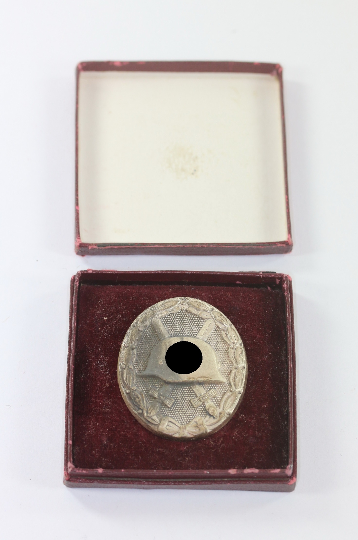 Verwundetenabzeichen in Silber 1939, Hst. 65, im Etui – Bild 1