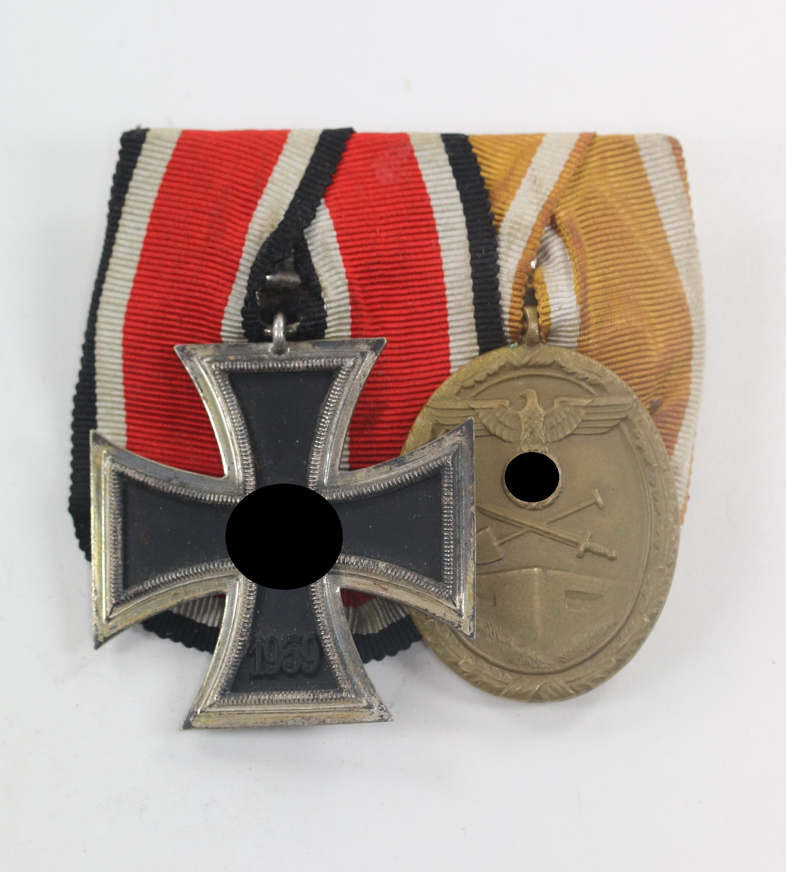 ordensschnalle_2x_eisernes_kreuz_2 Ordensschnalle 2X, Eisernes Kreuz 2. Klasse 1939, Schutzwall Ehrenzeichen – Bild 1