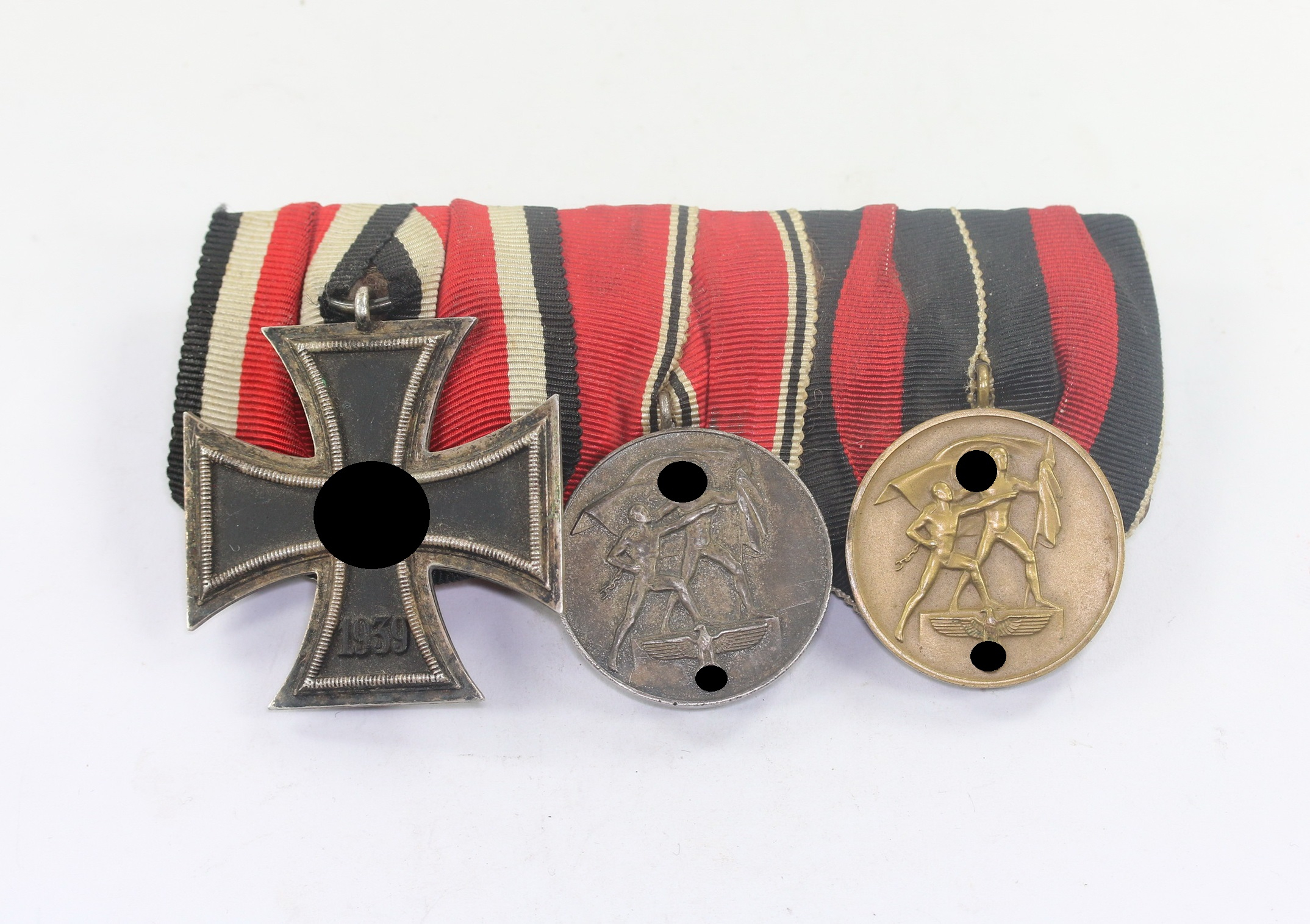 ordensschnalle_3_x_eisernes_kreuz_2 Ordensschnalle 3 X, Eisernes Kreuz 2. Kl. 1939, 2 x Anschlußmedaille – Bild 1