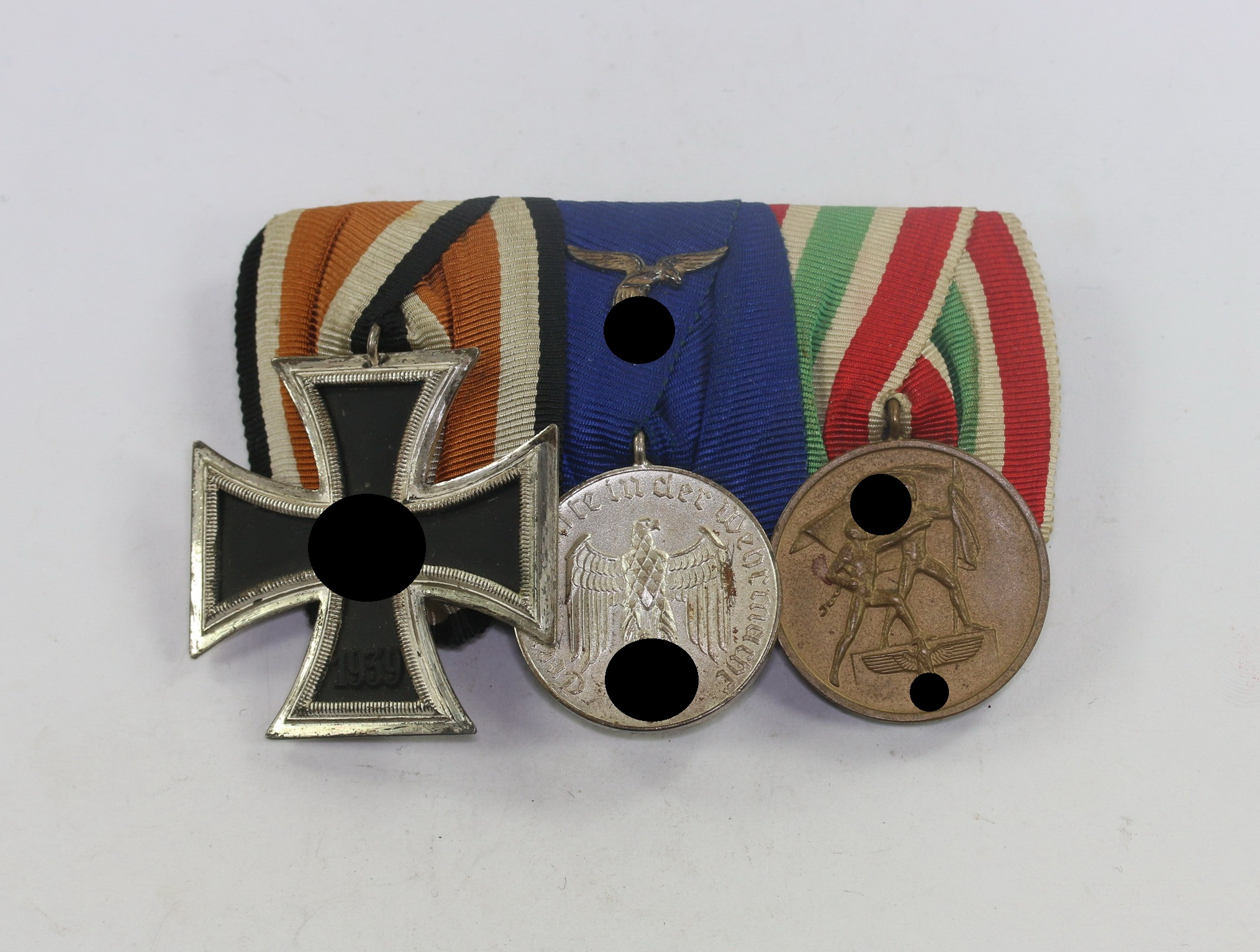 ordensschnalle_3x_ek2_1939_wehrmachtsdienstauszeichnung_memellandmedaille_1__1 Ordensschnalle 3X, EK-2 1939, Wehrmachtsdienstauszeichnung, Memellandmedaille – Bild 1