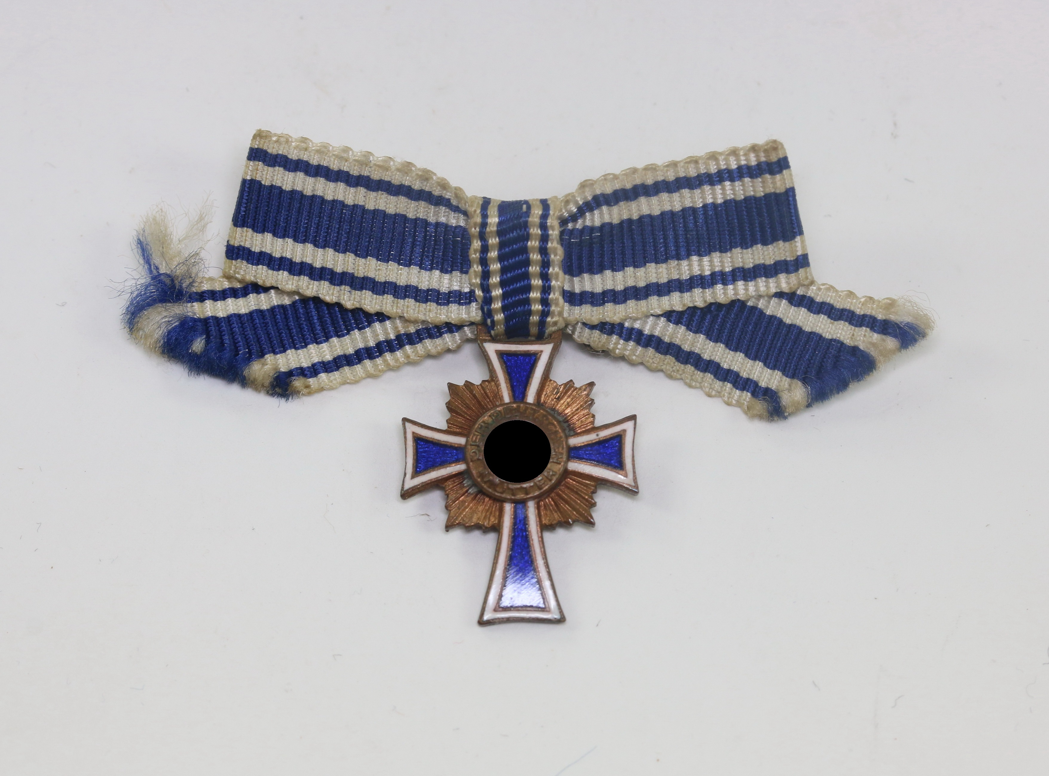 16 MM Miniatur Mutterkreuz in Bronze, an Schleife – Bild 1