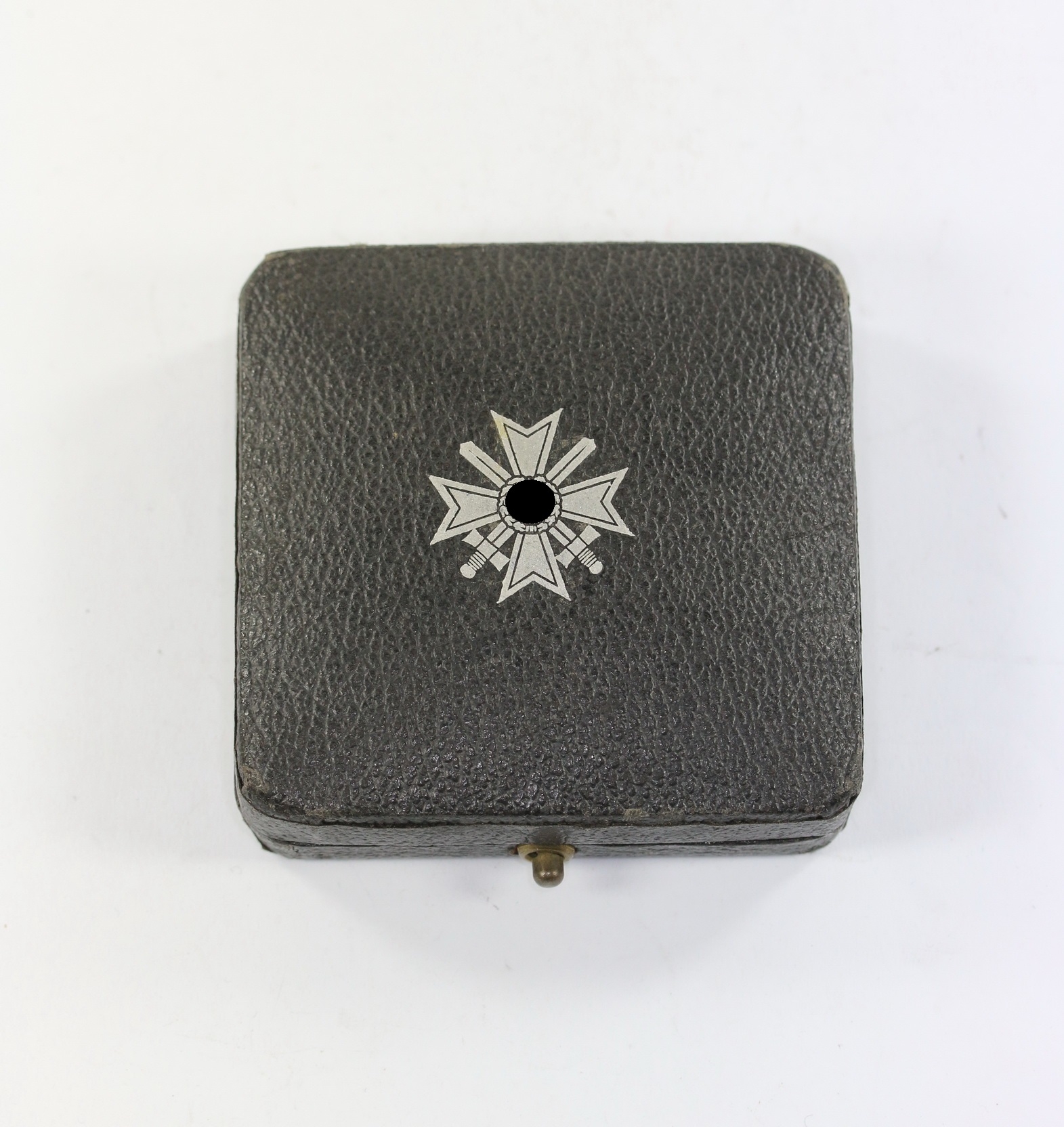 Etui Kriegsverdienstkreuz 1. Klasse mit Schwertern, mit Hakenkreuz Kerbach & Österheld – Bild 1