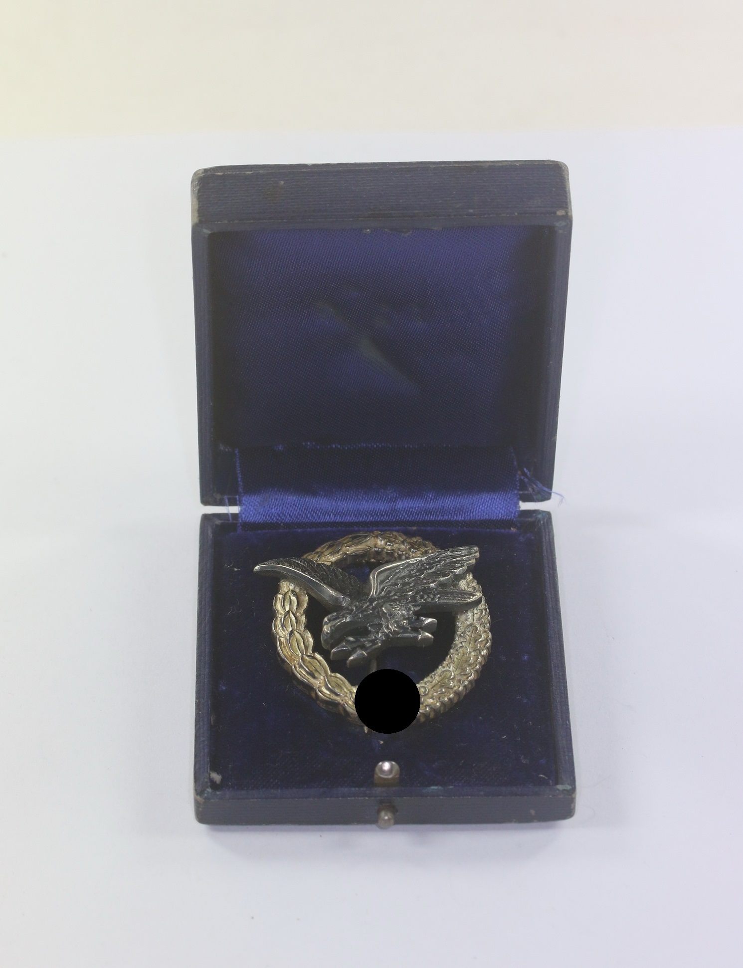 original_fliegersch_tzenabzeichen_der_luftwaffe_mit_blitzb_ndel_hersteller_b_nl_im_etui_1__1 Fliegerschützenabzeichen der Luftwaffe mit Blitzbündel, Hst. B&NL, im Etui – Bild 1