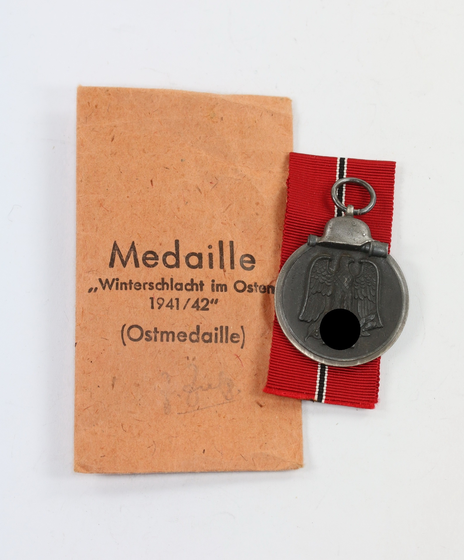 Ostmedaille, Hst. 65, in Verleihungstüte – Bild 1