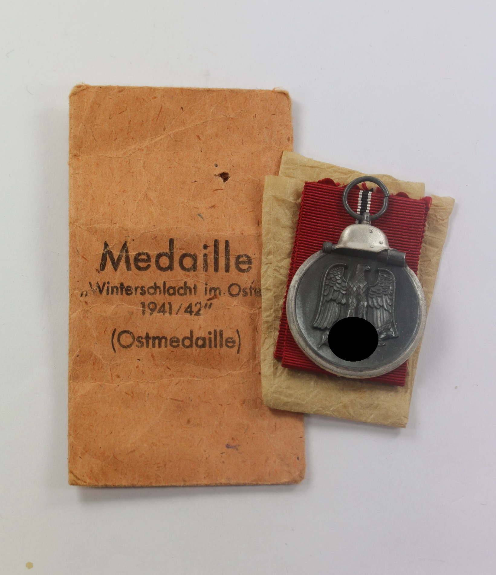 Ostmedaille, Hst. 93, in Verleihungstüte Richard Simm & Söhne, Gablonz / Neiße – Bild 1