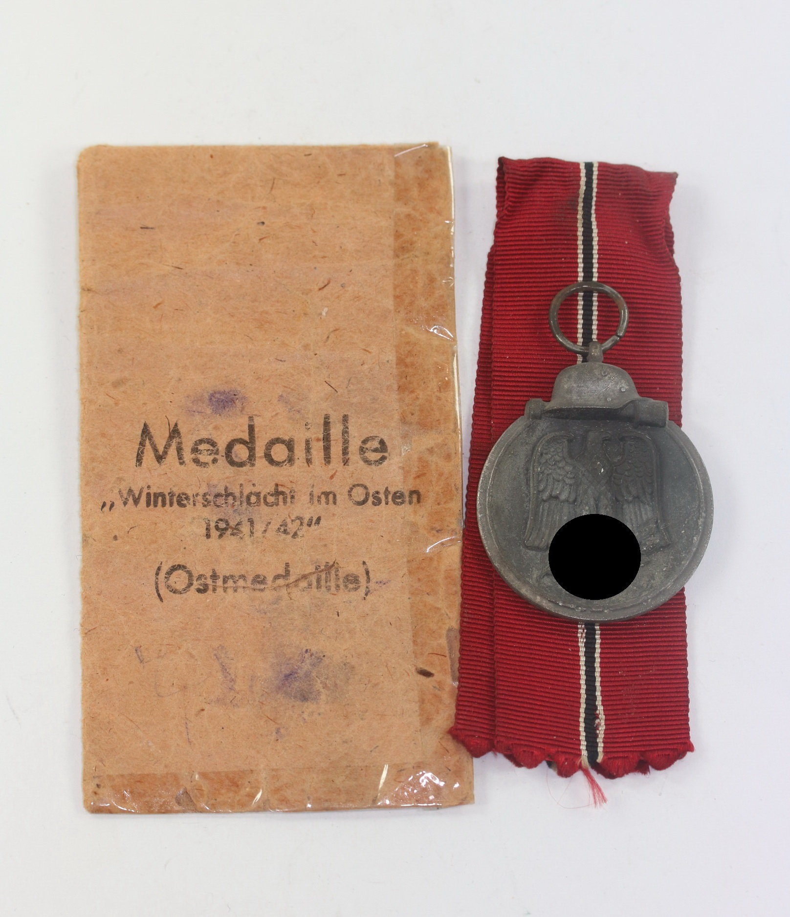 Ostmedaille, Hst. 93, in Verleihungstüte Richard Simm & Söhne, Gablonz / Neiße – Bild 1