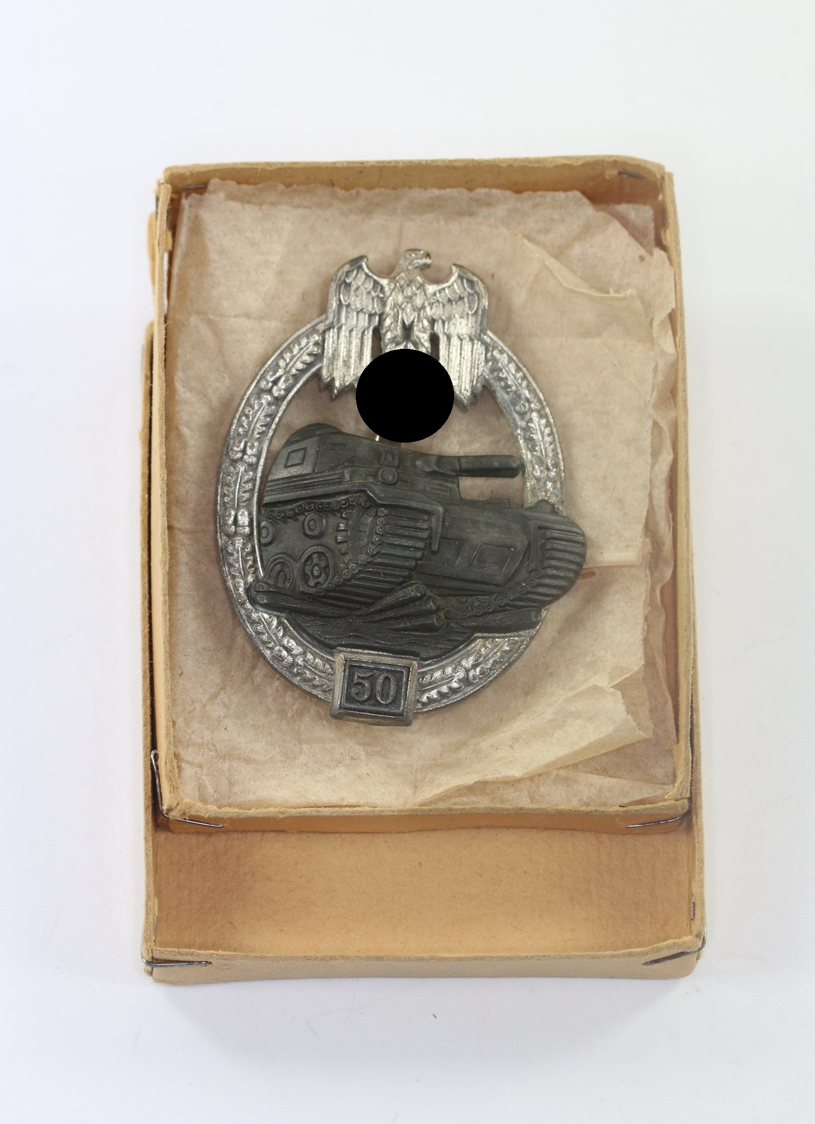 panzerkampfabzeichen_in_silber_mit_einsatzzahl_50_jfs_in_verkaufsschachtel_1__1 Panzerkampfabzeichen in Silber mit Einsatzzahl 50, JFS, in Verkaufsschachtel – Bild 1