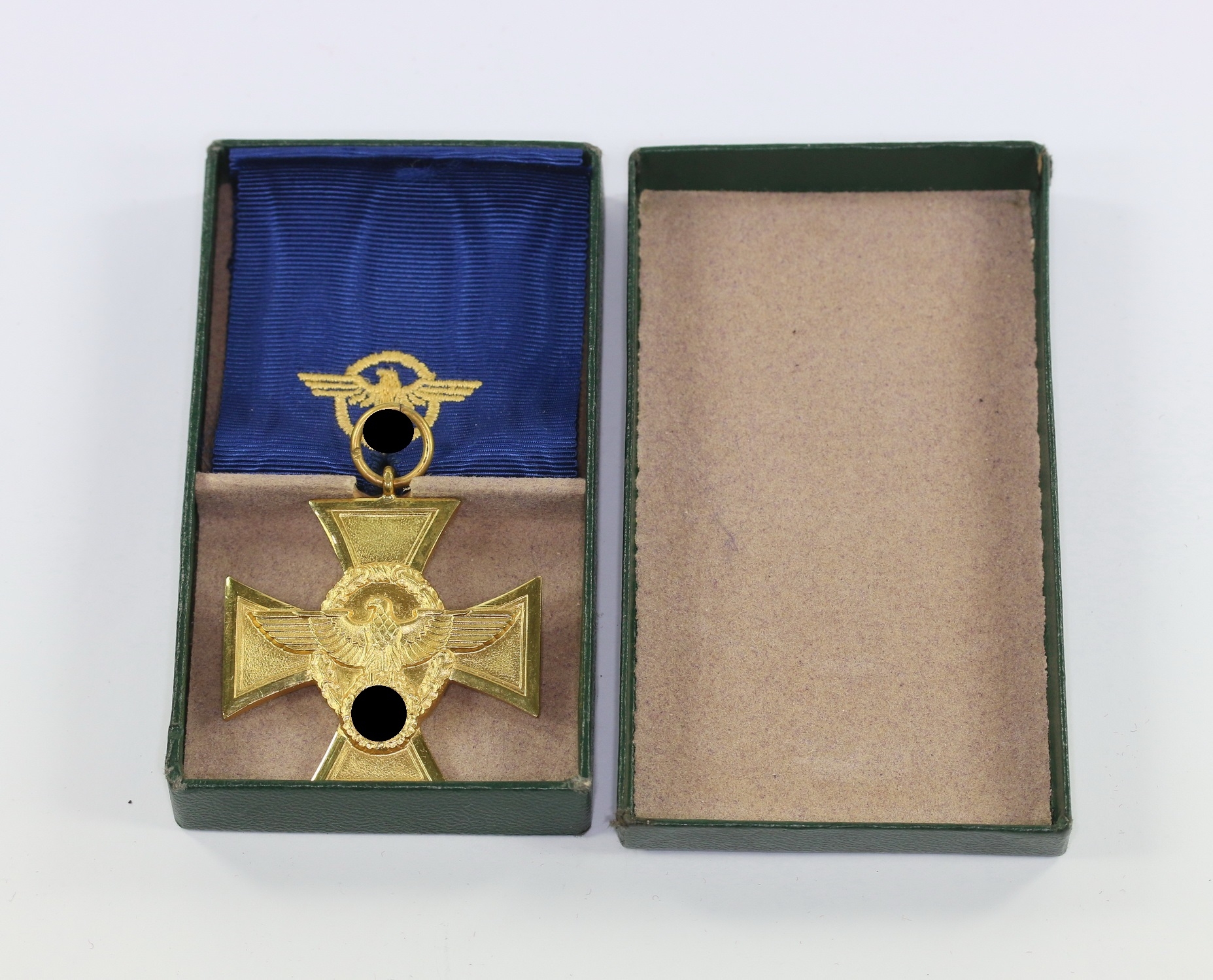polizei_dienstauszeichnung_in_gold_25_jahre_f_r_treue_dienste_in_der_polizei_im_etui_1__1_1 Polizei Dienstauszeichnung in Gold (25 Jahre), Hst. 16 Für treue Dienste in der Polizei, im Etui – Bild 1