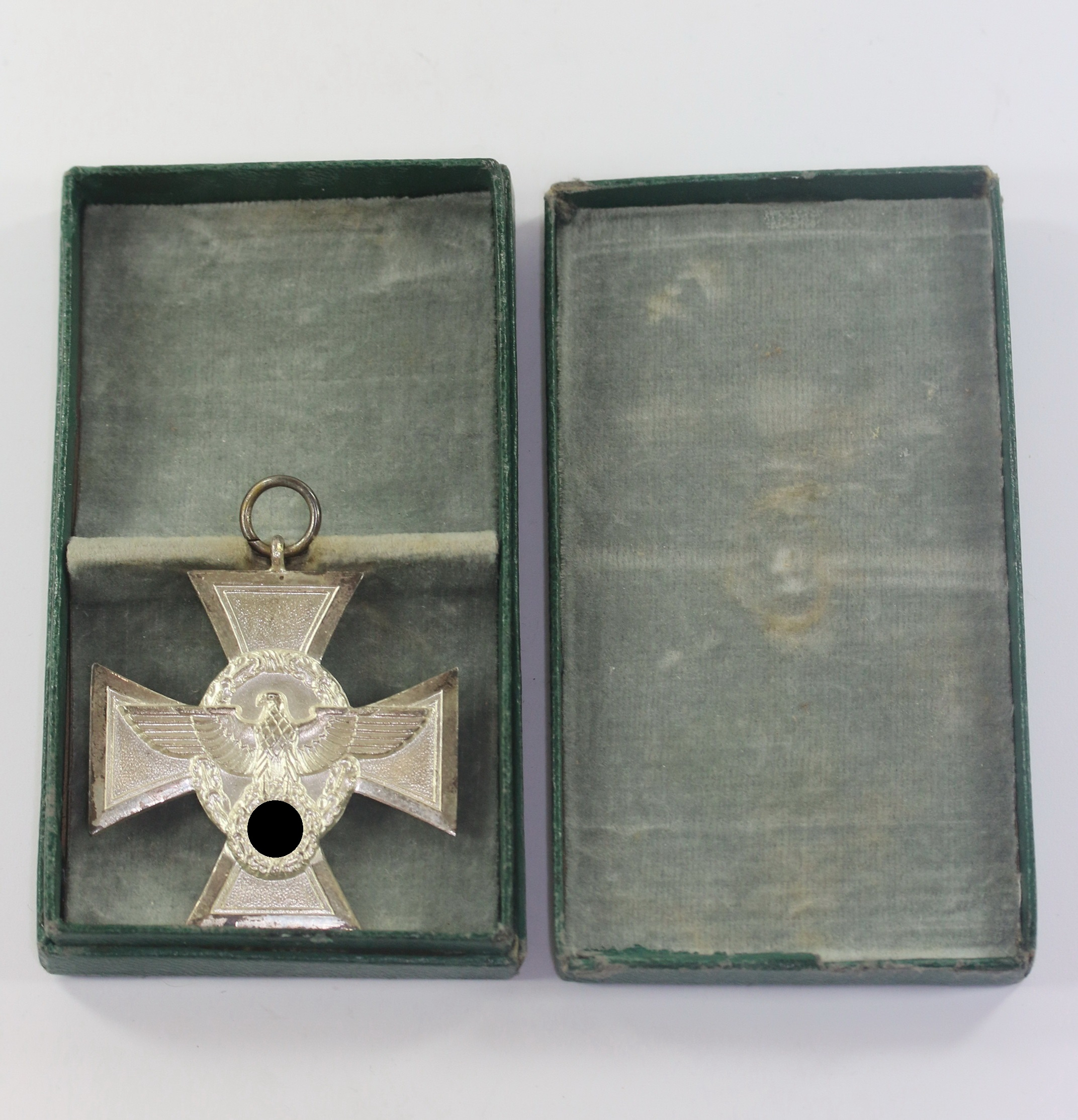 polizeidienstauszeichnung_in_silber_18_jahre_f_r_treue_dienste_in_der_polizei_im_etui_1__1_1 Polizei-Dienstauszeichnung in Silber (18 Jahre) Für Treue Dienste in der Polizei , im Etui – Bild 1