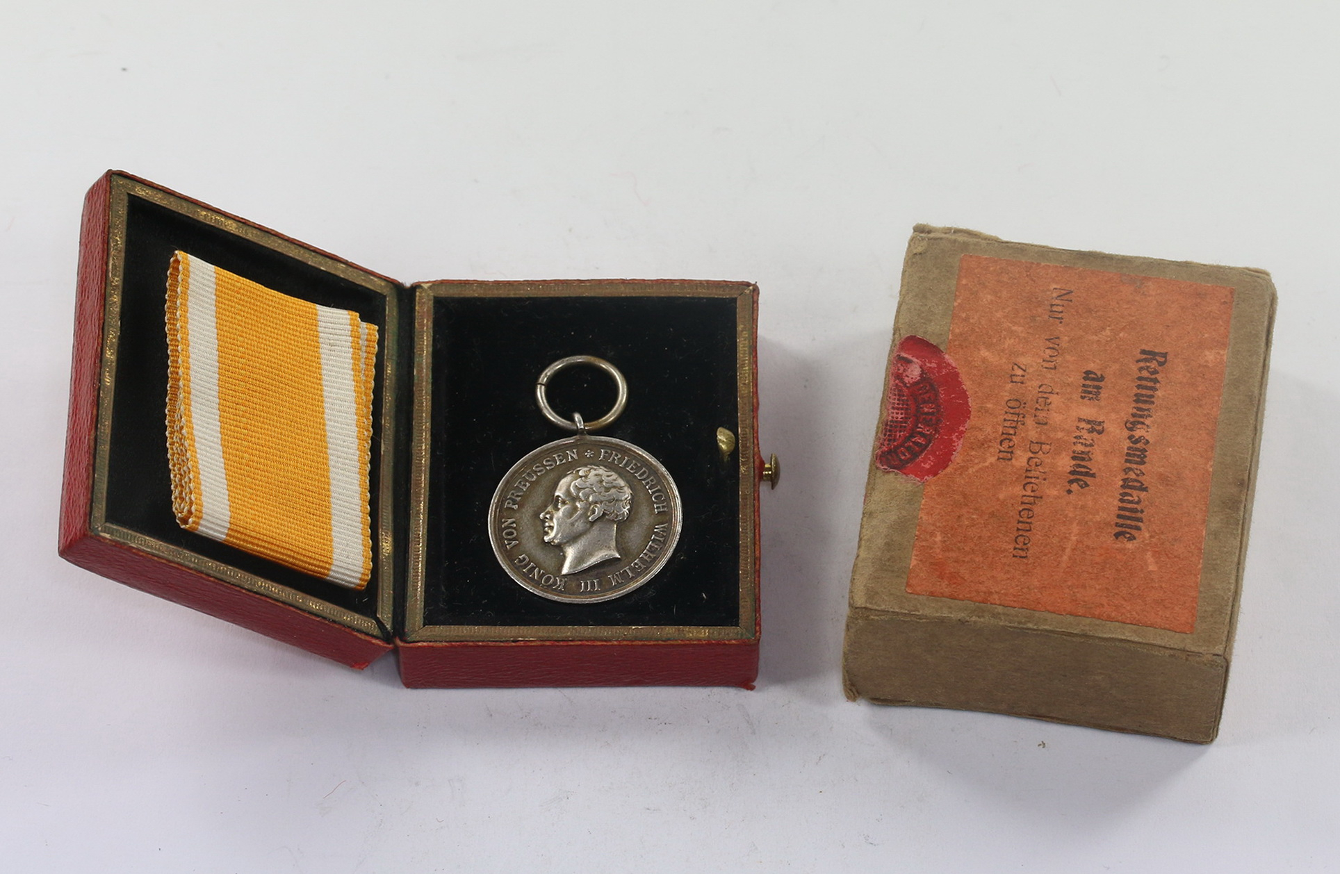 preu_en_ehrenzeichen_f_r_rettung_aus_gefahr_am_band_3 Preußen, Ehrenzeichen für Rettung aus Gefahr am Band (3. Modell), im Etui und Umkarton – Bild 1