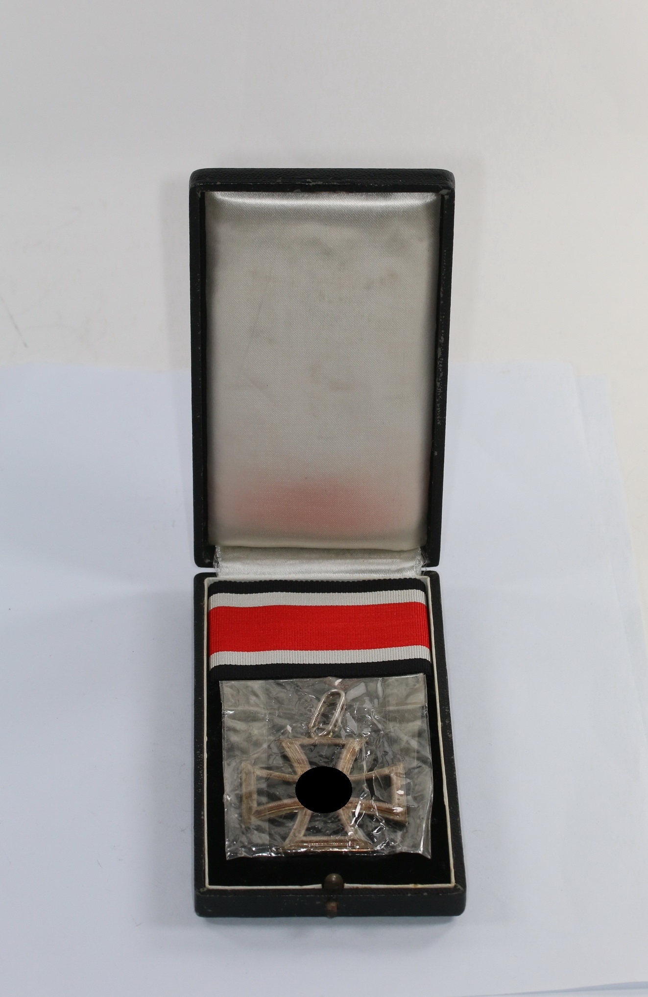 Ritterkreuz des Eisernen Kreuzes, Hst. 2, in Cellophan, im Etui – Bild 1