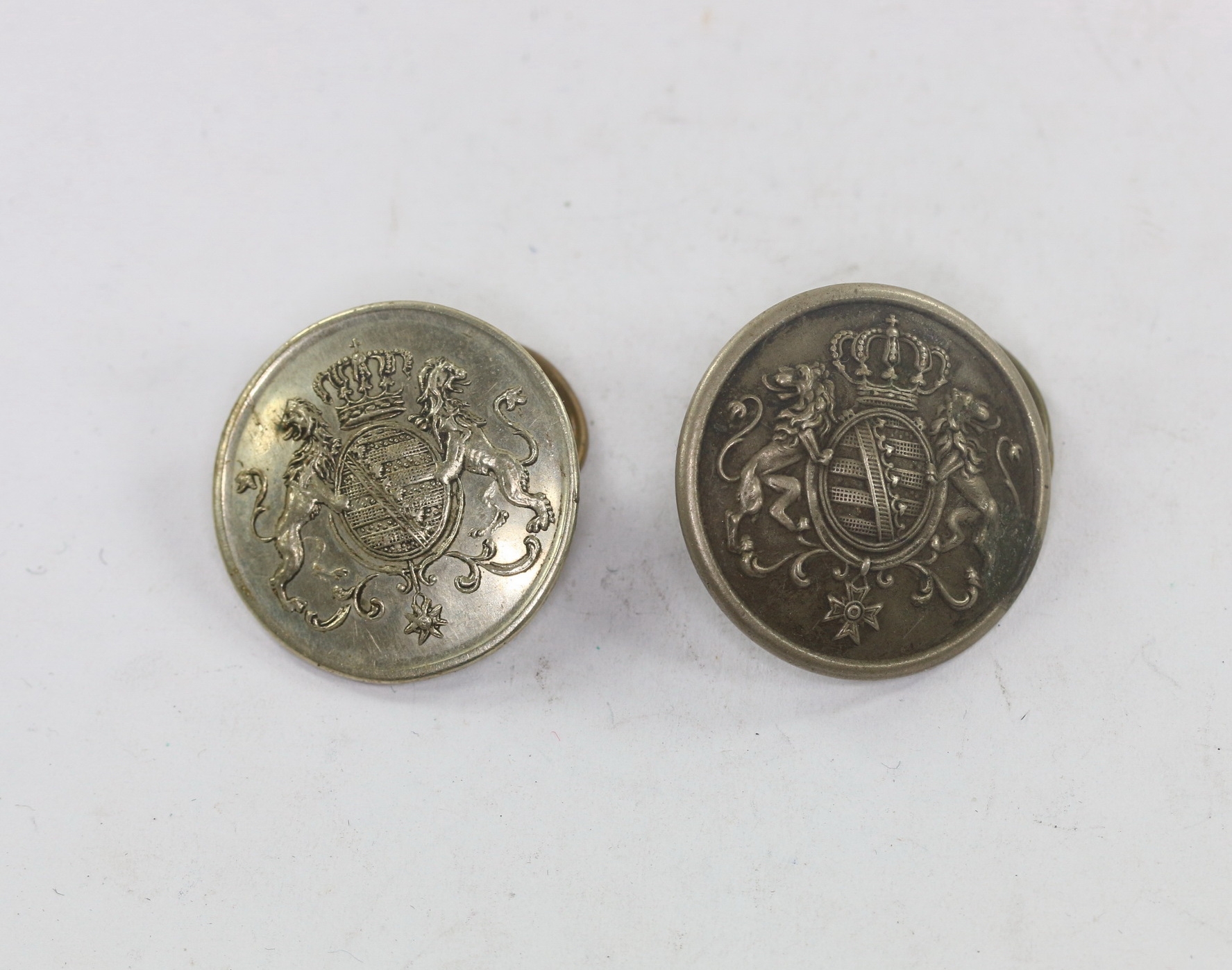 Sachsen, 2 X Sergeantenknopf, zum Bunten Uniform Rock – Bild 1