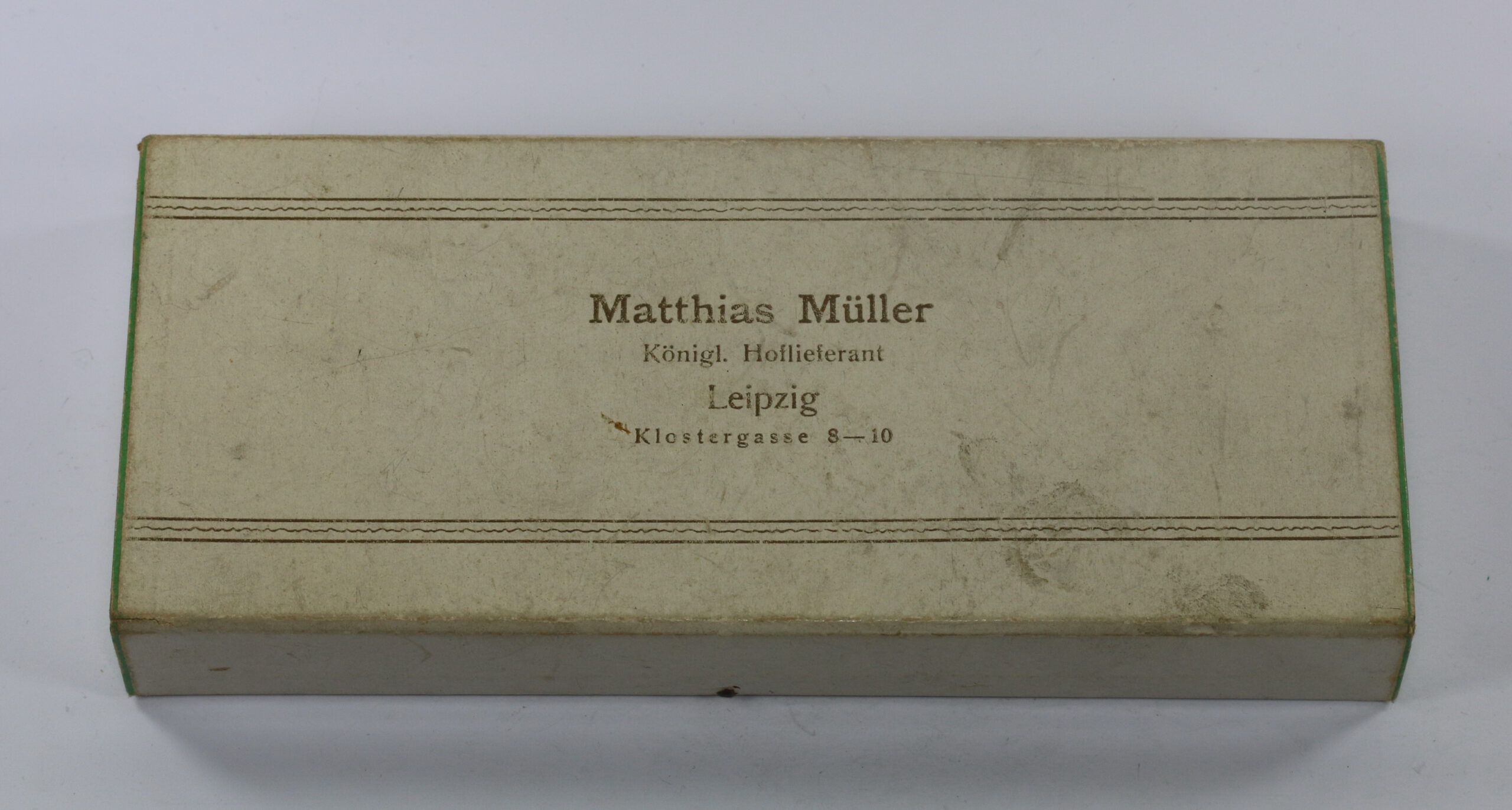 Schachtel für eine Ordensschnalle, Mathias Müller Königl. Hoflieferant Leipzig Klostergasse 8-10 – Bild 1