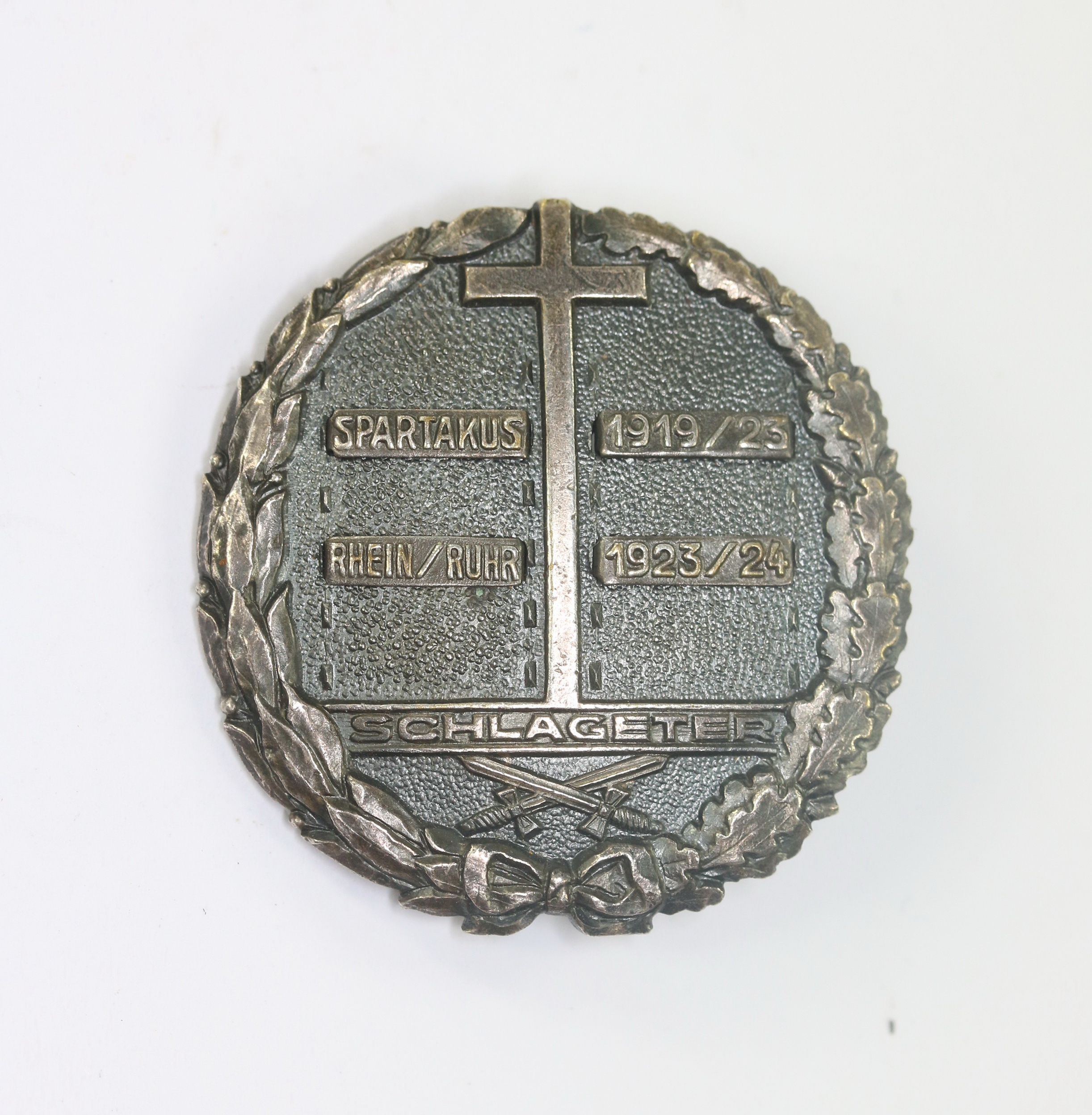 Schlageter Schild, 3. Form (rund) für Kämpfer, mit Spangen "Spartakus" "1919/23" und "Rhein/Ruhr 1923/24", Hst. Paul Küst Berlin SW 19 Seydelstr. 19A – Bild 1