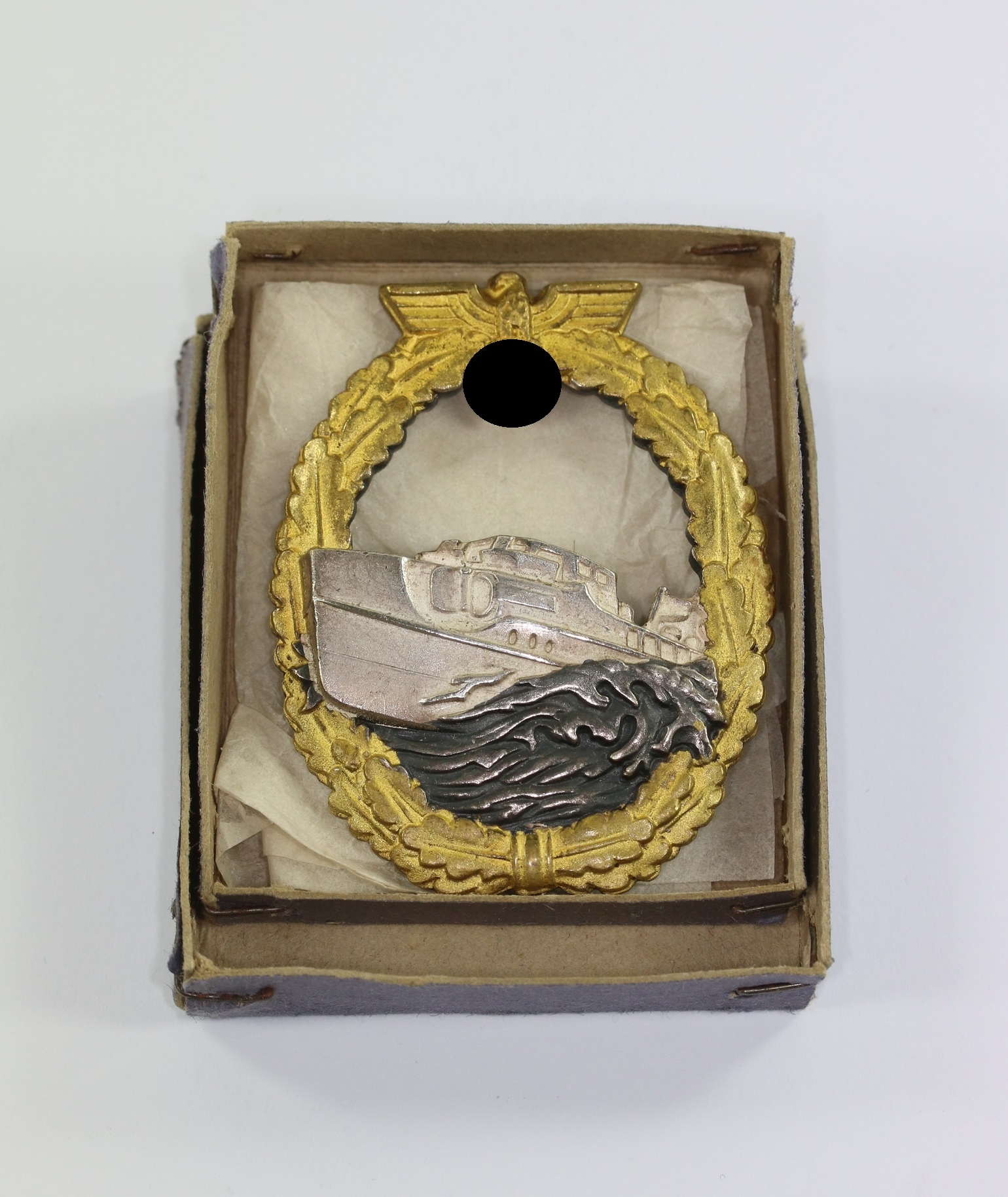 Schnellbootkriegsabzeichen 1. Form, Hst. Schwerin Berlin, in Verleihungsschachtel – Bild 1