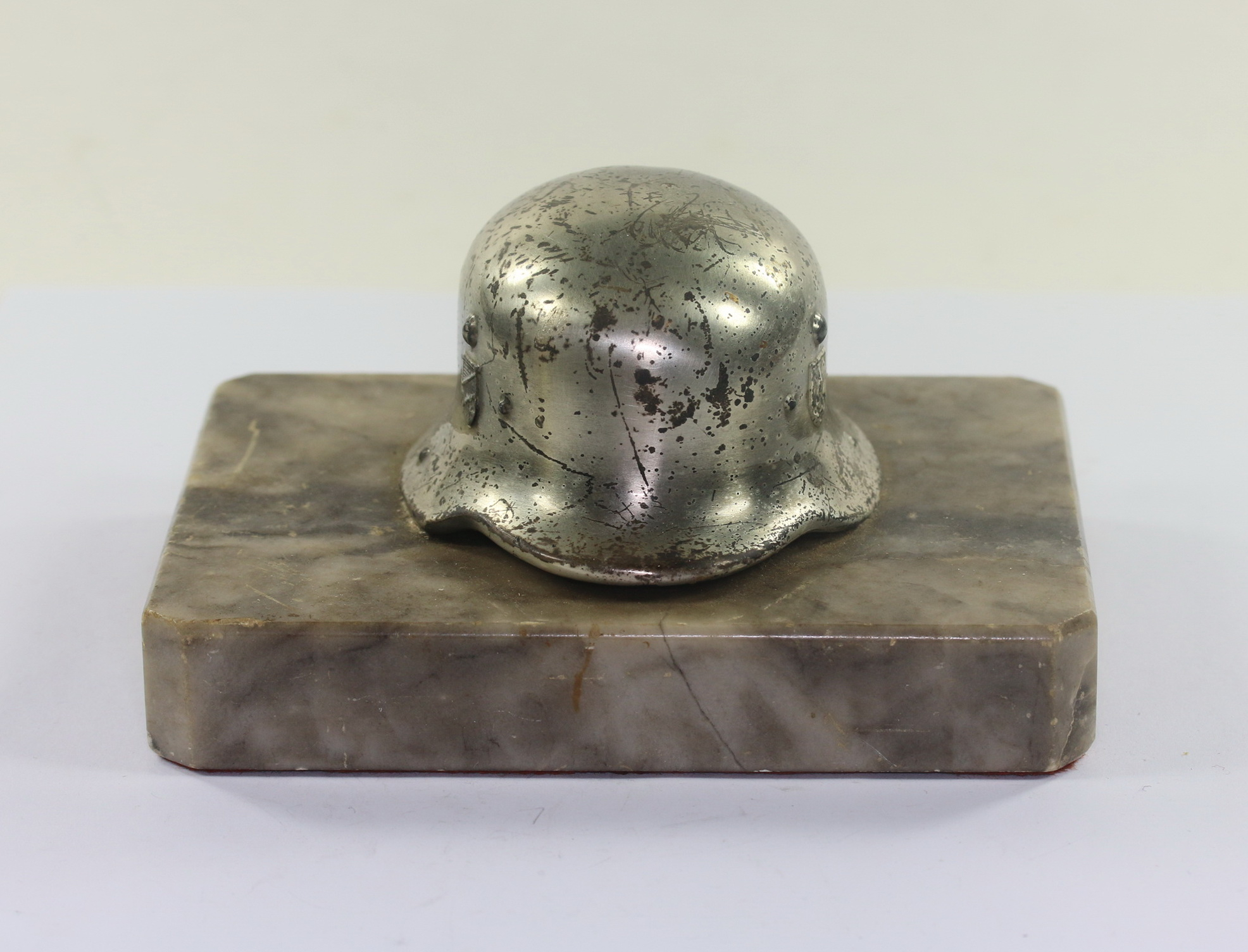 stahlhelm_auf_steinplatte_1_ Stahlhelm auf Steinplatte – Bild 1