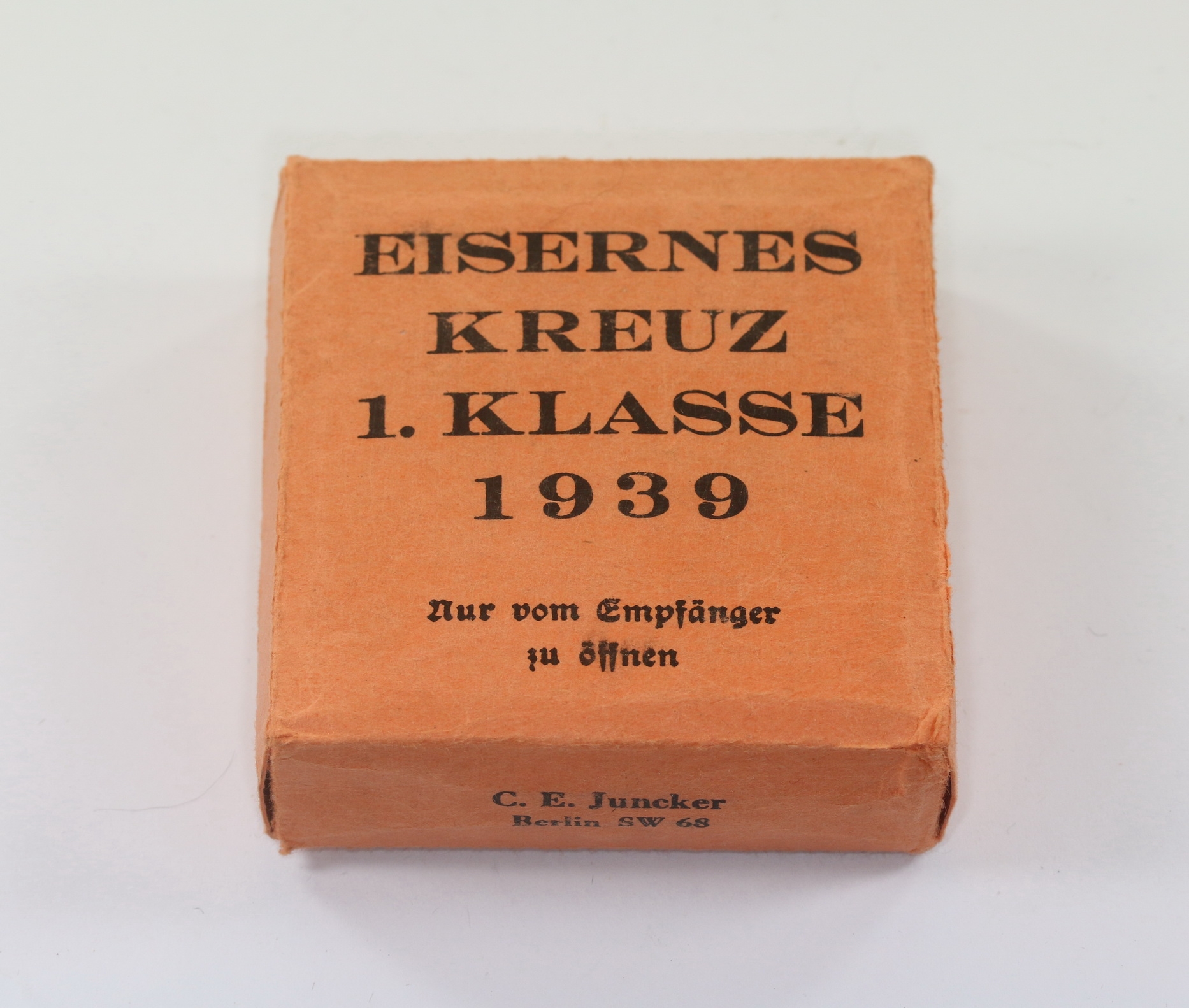 umkarton_c Umkarton Eisernes Kreuz 1. Klasse 1939, C. E. Juncker (!) – Bild 1