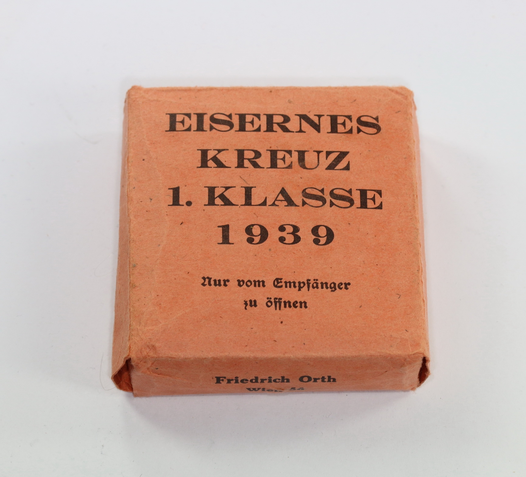 umkarton_eisernes_kreuz_1 Umkarton Eisernes Kreuz 1. Klasse 1939, Friedrich Orth Wien 56 – Bild 1