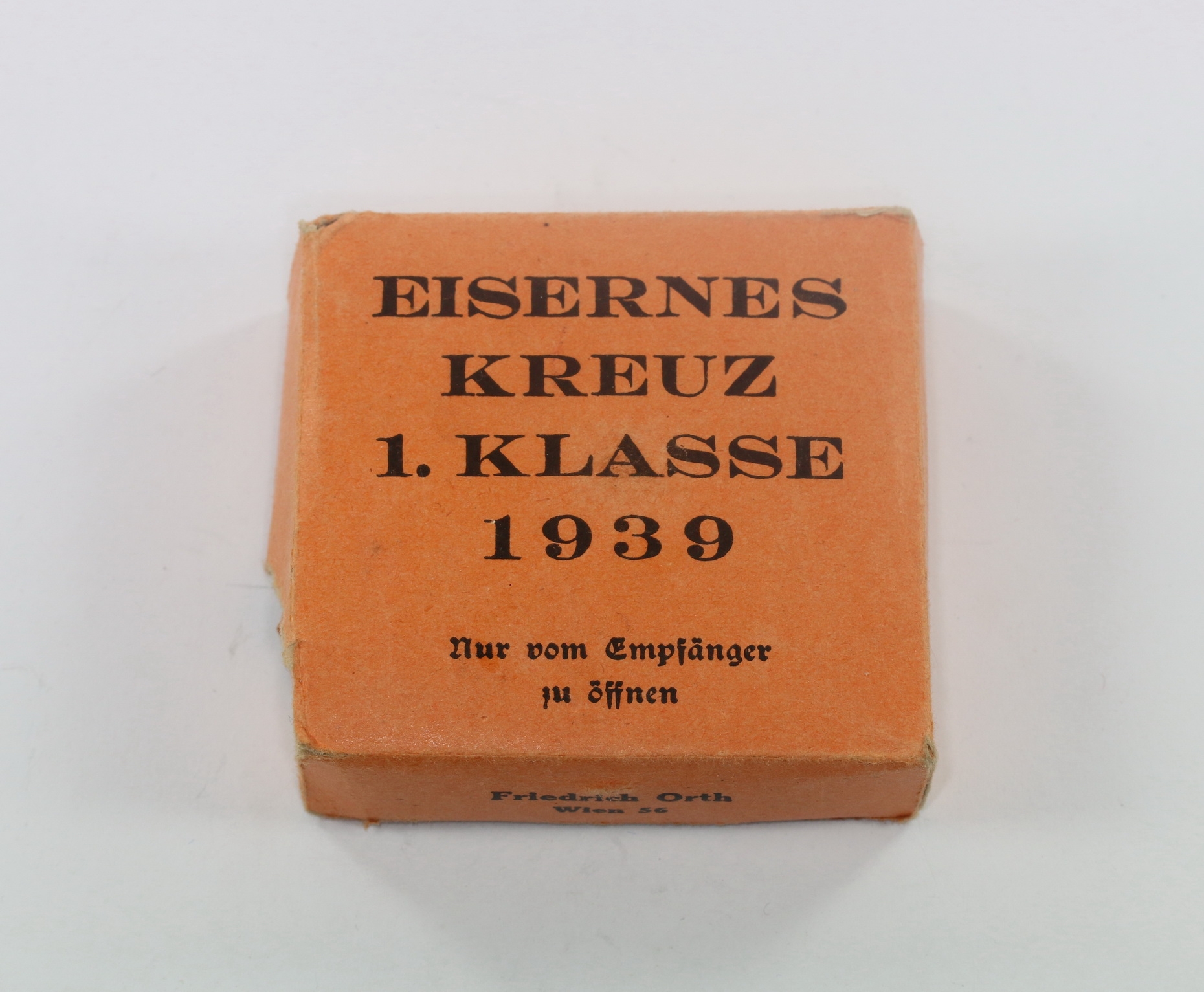 Umkarton Eisernes Kreuz 1. Klasse 1939, Friedrich Orth Wien 56 - Nur vom Empfänger zu öffnen – Bild 1