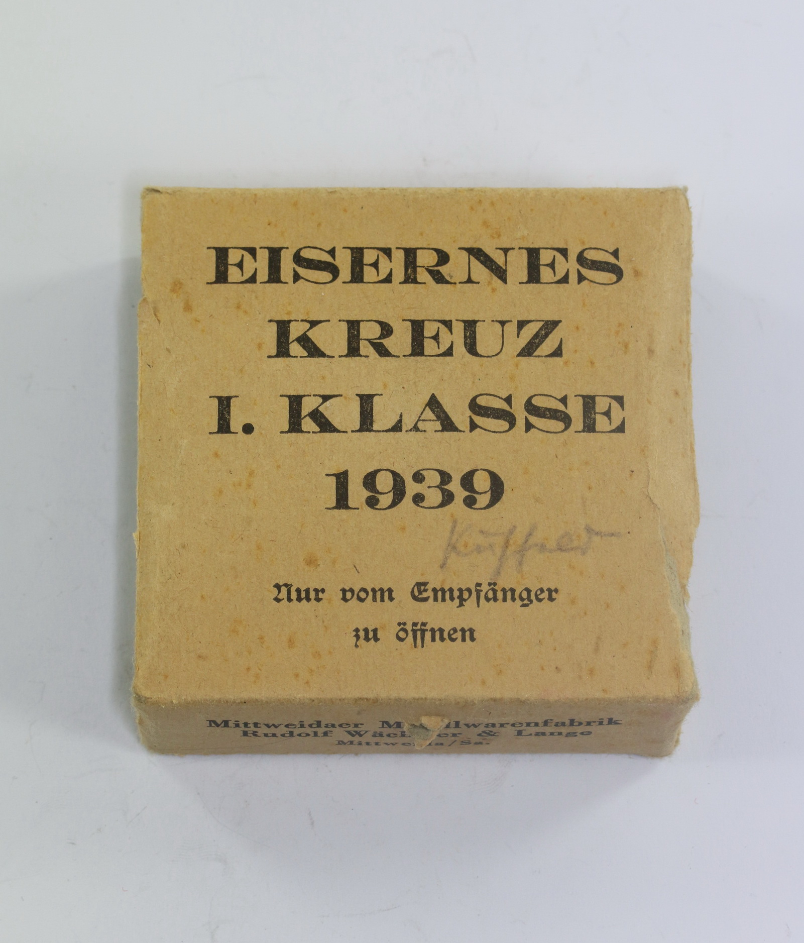 Umkarton Eisernes Kreuz 1. Klasse 1939, Mittweider Metallwarenfabrik Rudolf Wächtler & Lange Mittweda/Sa.- Nur vom Empfänger zu öffnen – Bild 1