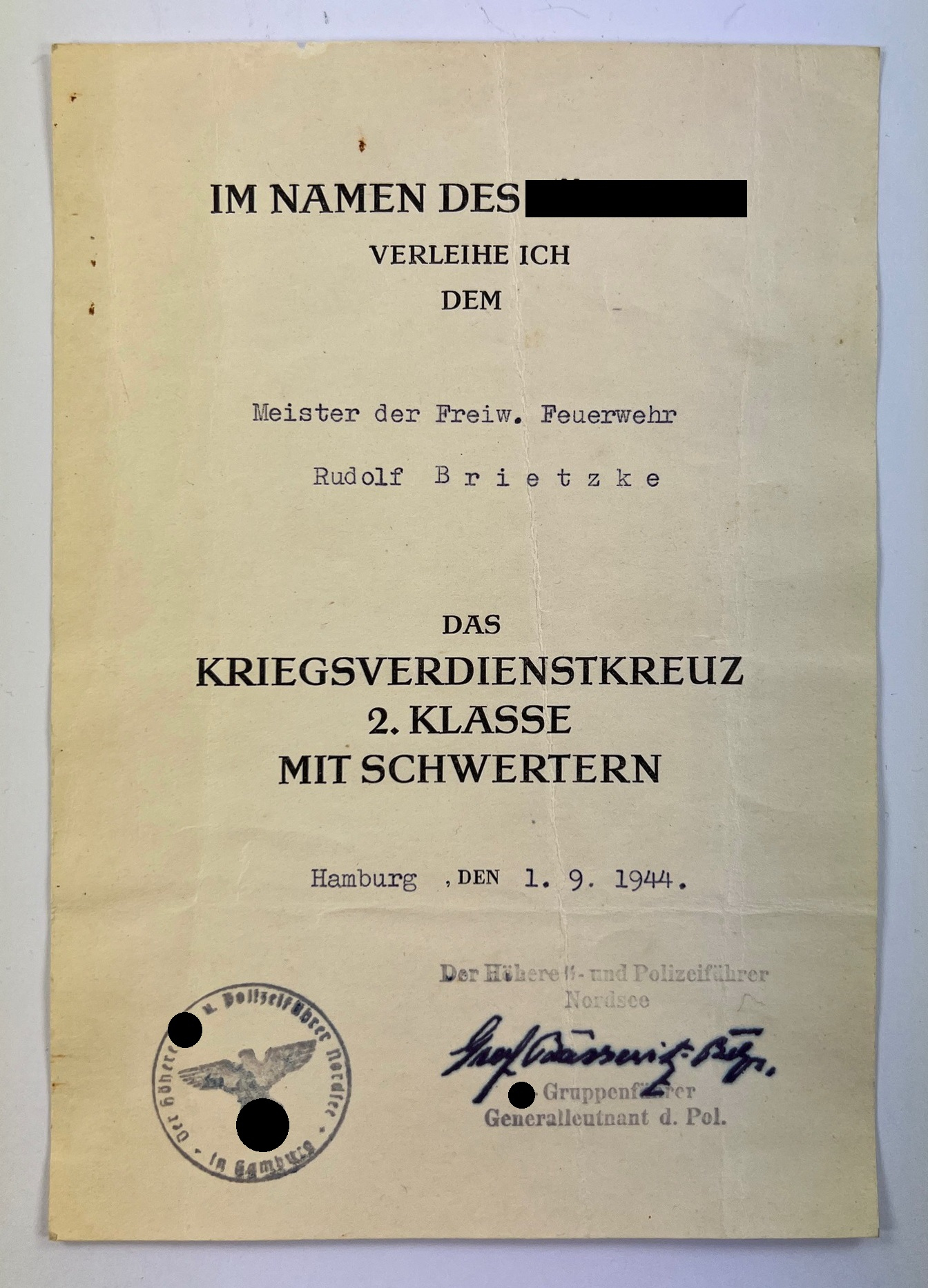 urkunde_kriegsverdienstkreuz_2 Urkunde Kriegsverdienstkreuz 2. Klasse mit Schwertern, Feuerwehr, Unterschrift Graf von Bassewitz-Behr – Bild 1