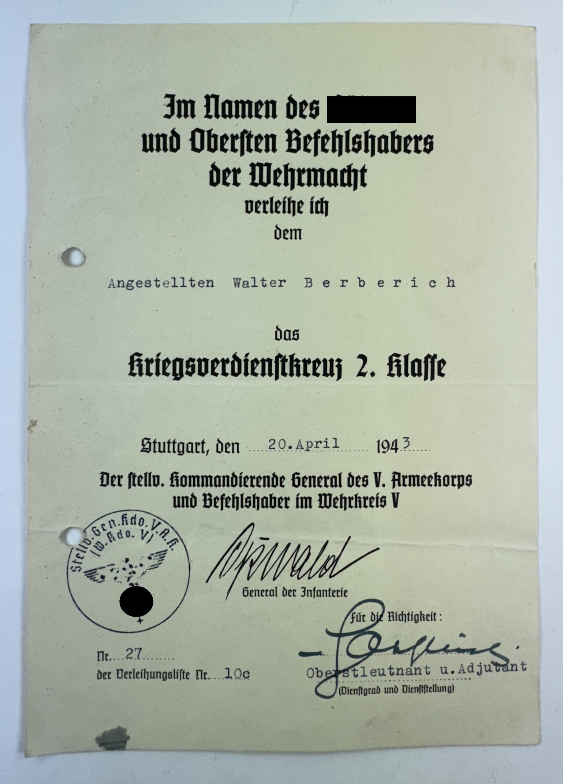 Urkunde Kriegsverdienstkreuz 2. Klasse mit Schwerzern, für einen Zivilisten (Angestellen) – Bild 1