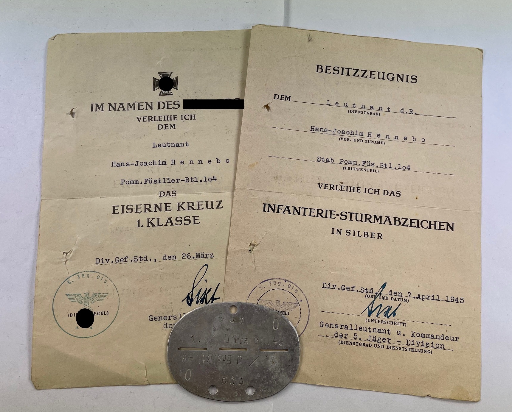 Urkunden + Erkennungsmarke Endkampf 1945 (!), Pommersches Füsilier-Bataillon 104 – Bild 1