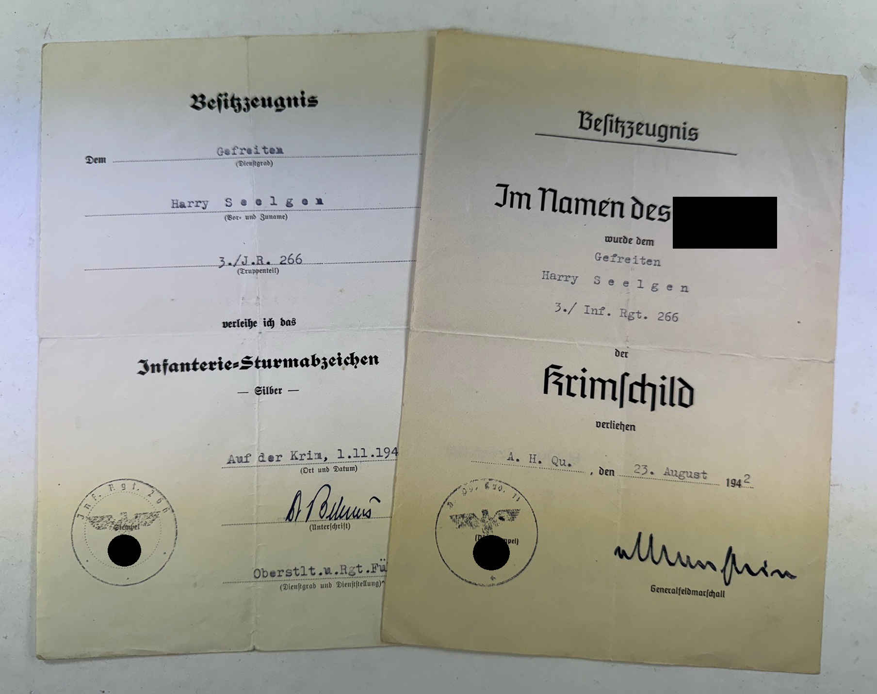 urkunden_gruppe_krim_krimschild_sturmabzeichen Urkunden Gruppe Krim, Krimschild + Sturmabzeichen. Infanterie Regiment 266 – Bild 1