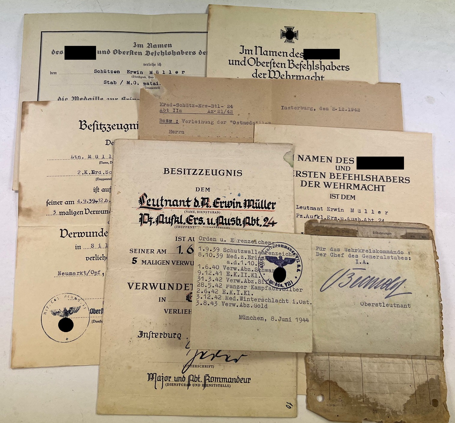 urkunden_gruppe_verwundetenabzeichen_in_gold_panzeraufkl_rer_1__1 Urkunden Gruppe Verwundetenabzeichen in Gold, Panzeraufklärer – Bild 1