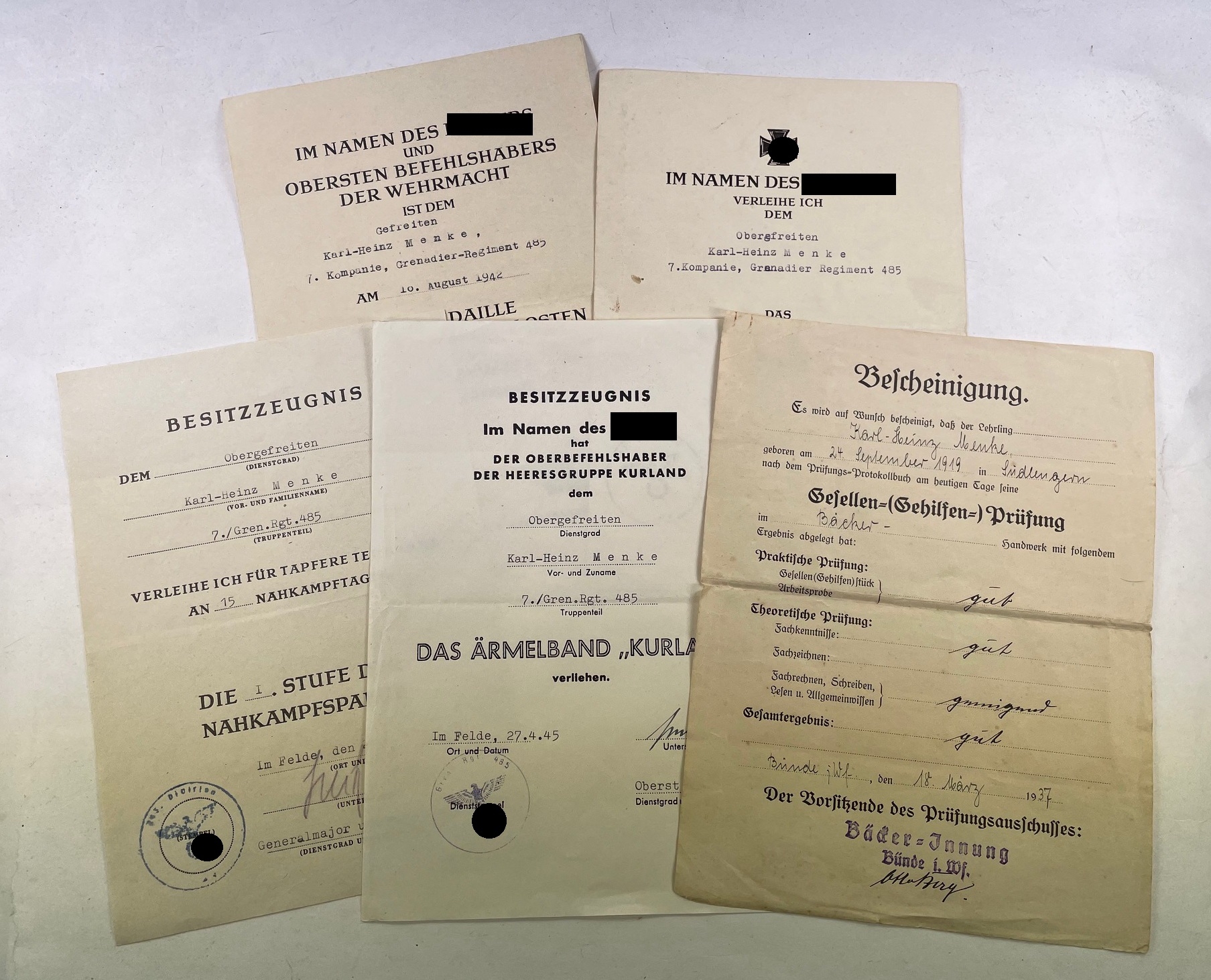 urkunden_nachlass_kurland_nahkampfspange_obergefreiten_karlheinz_menke_1__1 Urkunden Nachlass Kurland / Nahkampfspange, Obergefreiten Karl-Heinz Menke – Bild 1