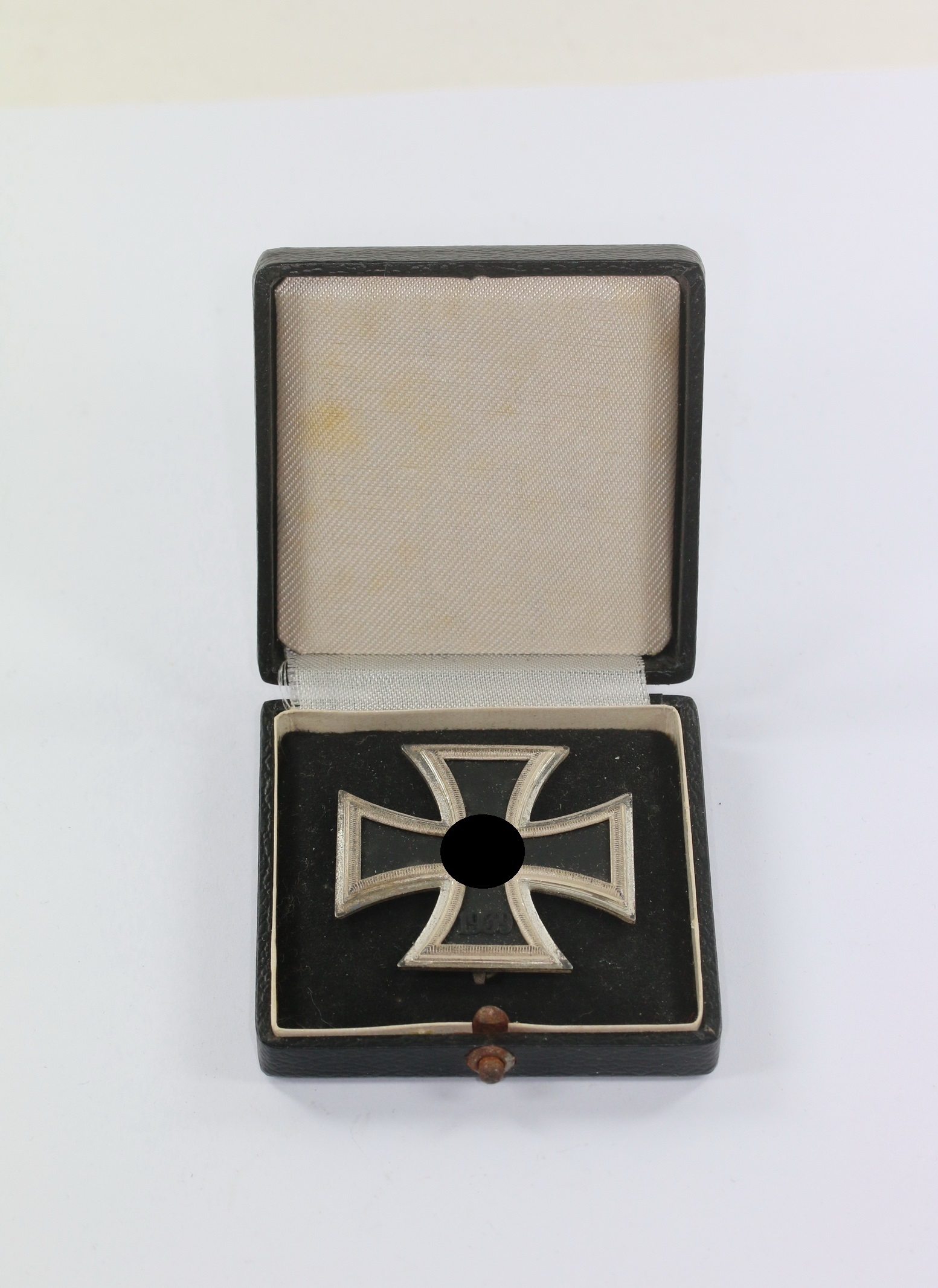 Eisernes Kreuz 1. Klasse 1939, Hst. 20, im Etui, mit schwarzen Inlet – Bild 1