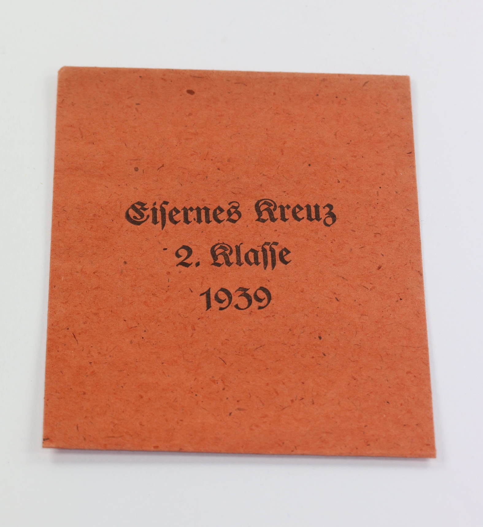 verleihungst_te_eisernes_kreuz_2 Verleihungstüte Eisernes Kreuz 2. Klasse 1939, Berg & Nolte A.G. Lüdenscheid, orange Tüte – Bild 1