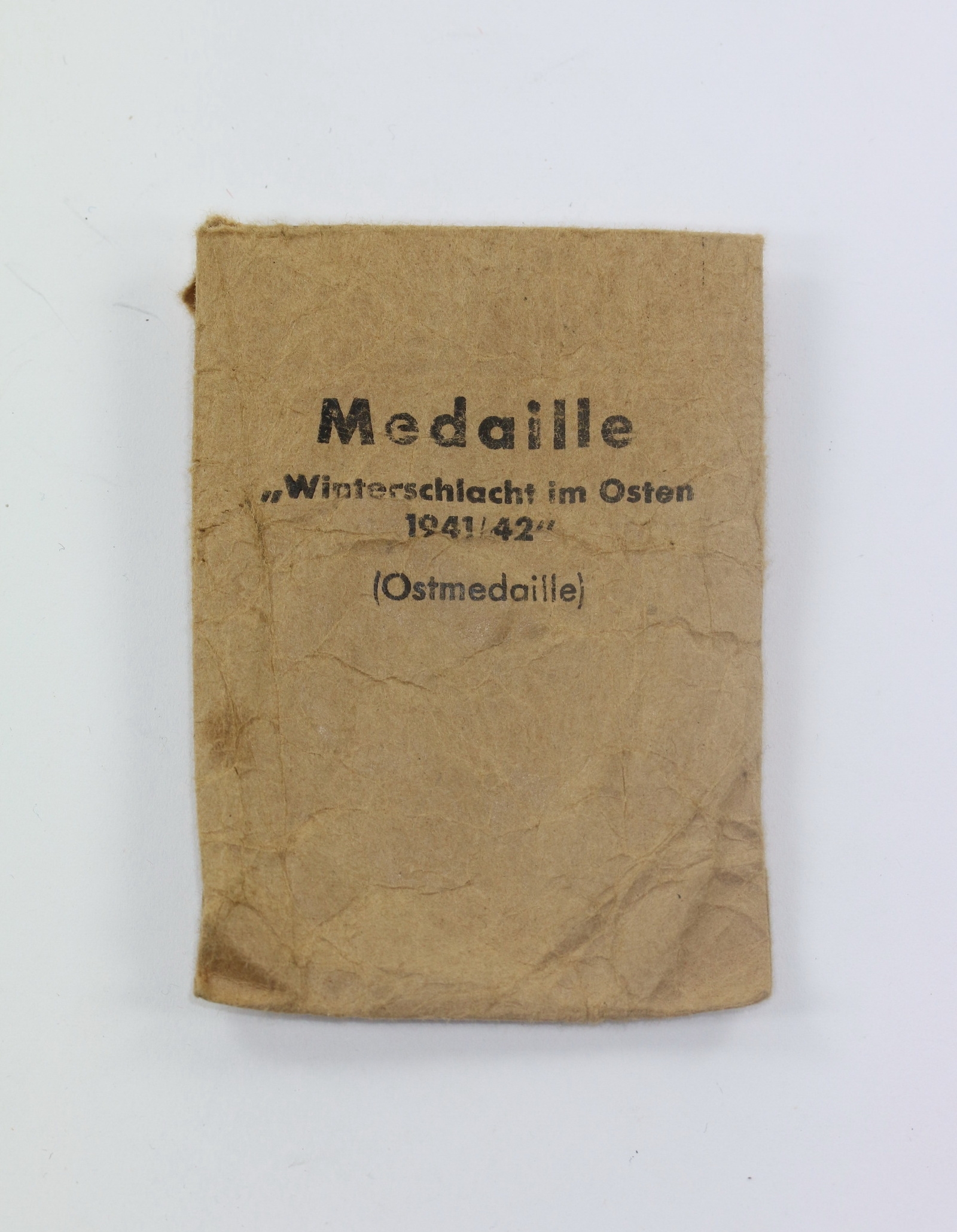  Verleihungstüte Ostmedaille, Arbeitsgemeinschaft für Heeresbedarf in der Gravur- und Ziseleur-Innung Berlin – Bild 1