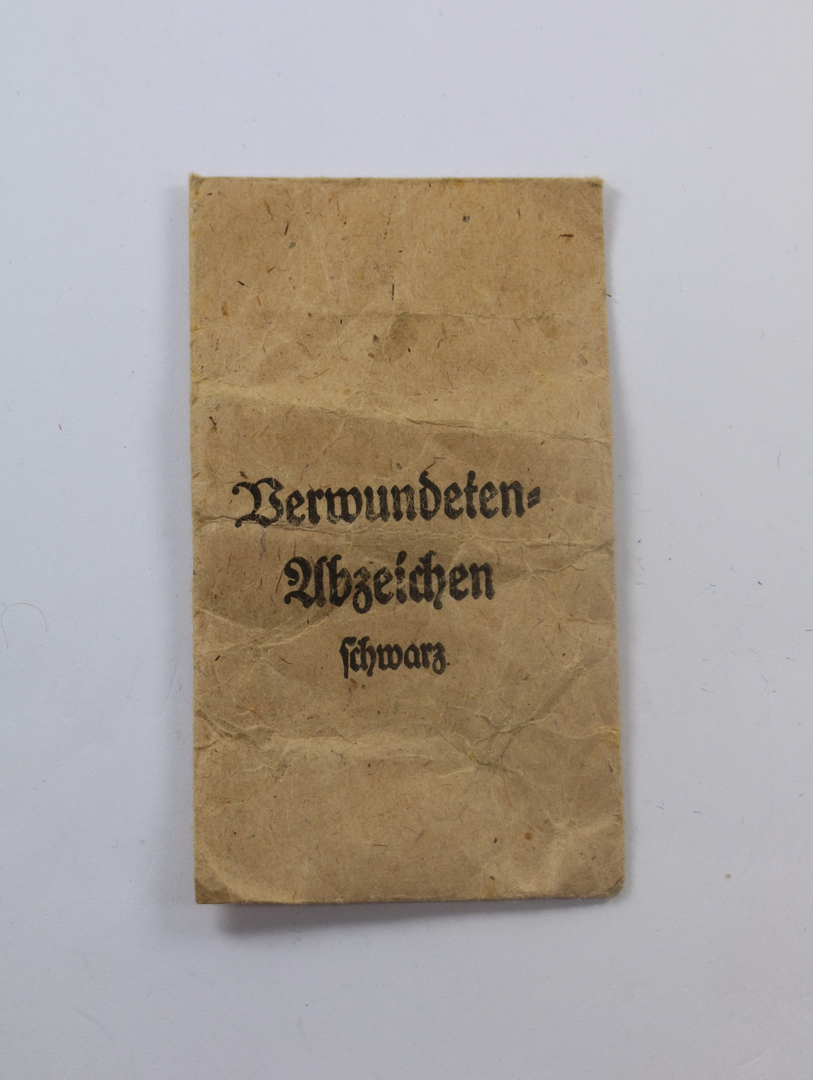 verleihungst_te_verwundetenabzeichen_in_schwarz_verleihungst_te_karl_poellath_abzeichenfabrik_schrobenhausen_obb_1_ Verleihungstüte Verwundetenabzeichen in Schwarz, Verleihungstüte Karl Poellath Abzeichenfabrik Schrobenhausen /Obb – Bild 1