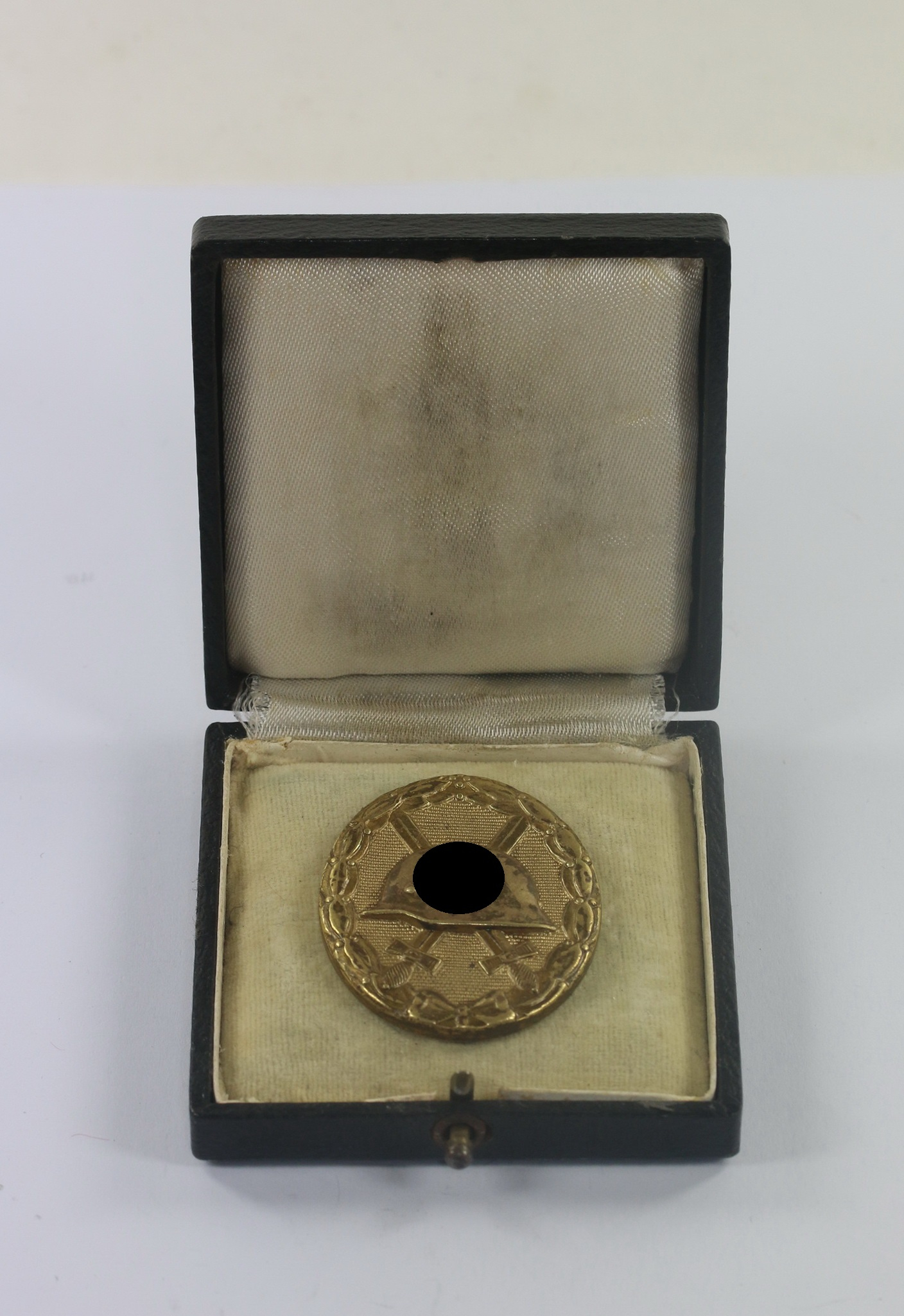 verwundetenabzeichen_in_gold_1939_hst Verwundetenabzeichen in Gold 1939, Hst. 30 (Hauptmünzamt Wien), breite Nadel, im Etui Hauptmünzamt Wien III. – Bild 1