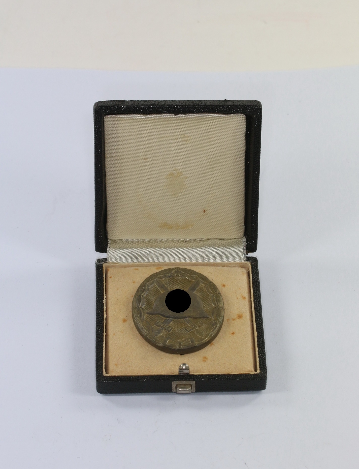 verwundetenabzeichen_in_gold_hst Verwundetenabzeichen in Gold, Hst. 28, im Etui – Bild 1