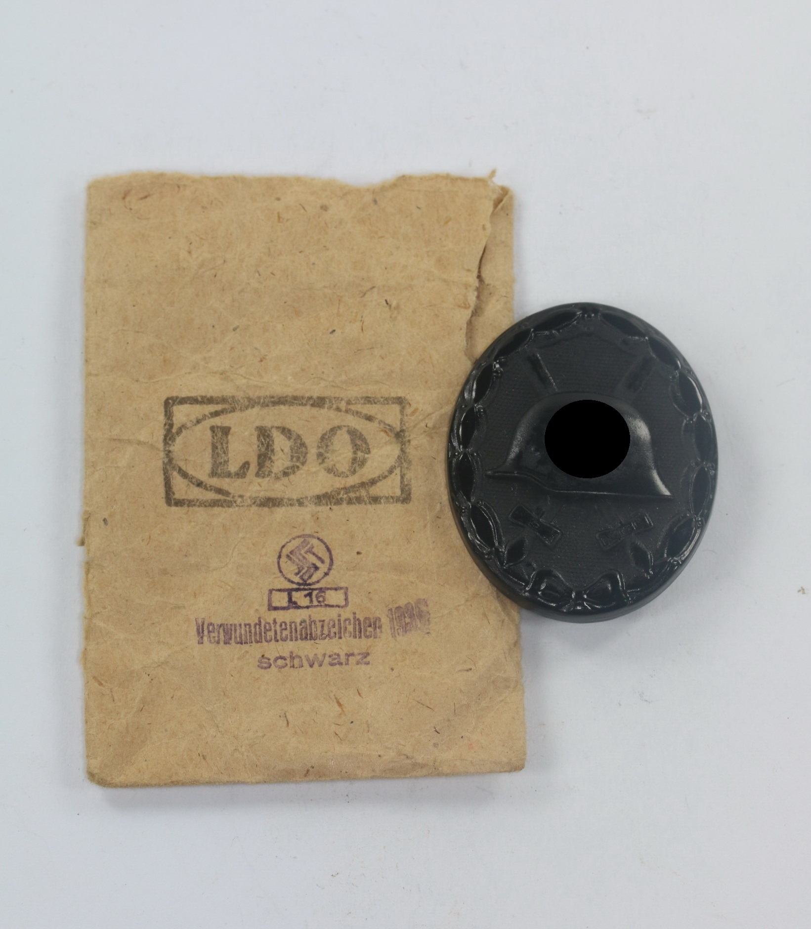 Verwundetenabzeichen in Schwarz 1939, Hst. L/16, in LDO Verleuhungstüte L/16 (!) – Bild 1