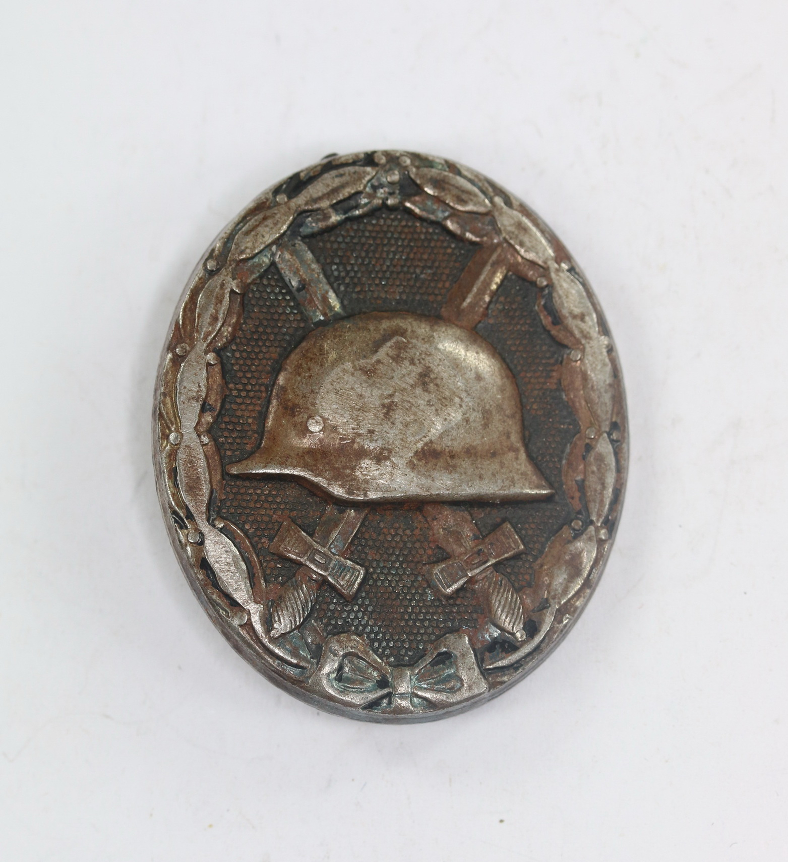 Verwundetenabzeichen in Schwarz 1939, Kriegsgefangenschaft (!), Hst. 32 (W. Hobachter, Wien) – Bild 1