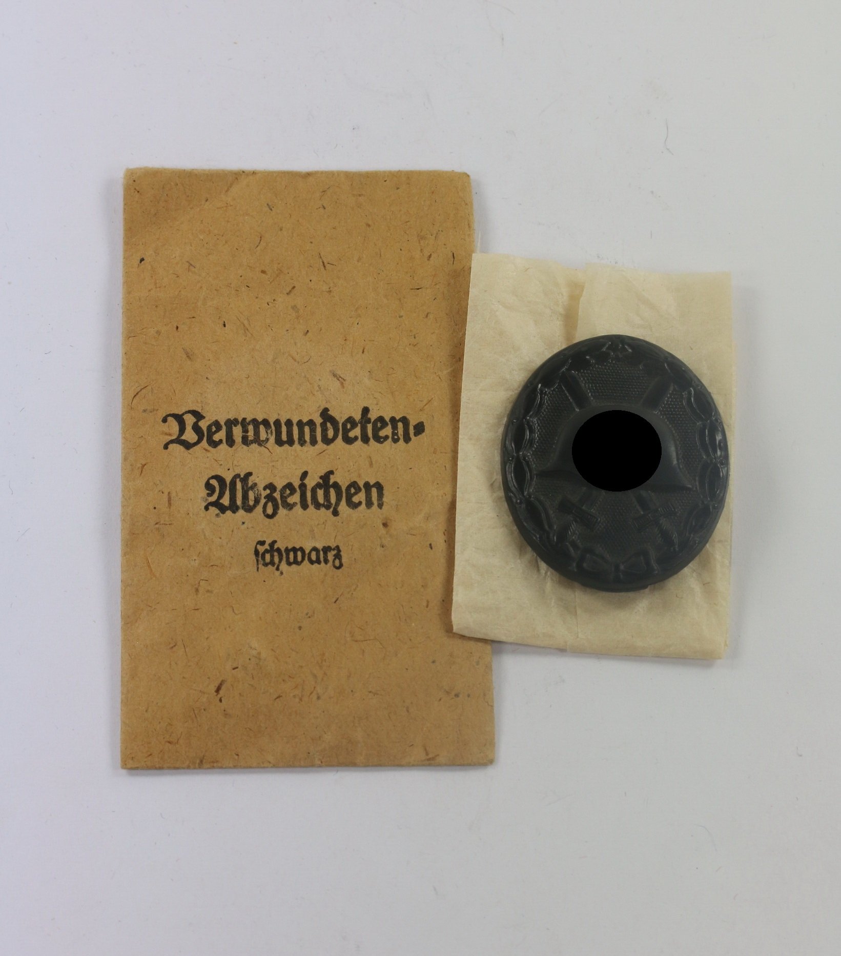  Verwundetenabzeichen in Schwarz, Hst. 118 (Doppelt), in Verleihungstüte August Menz & Sohn Wien - VI – Bild 1