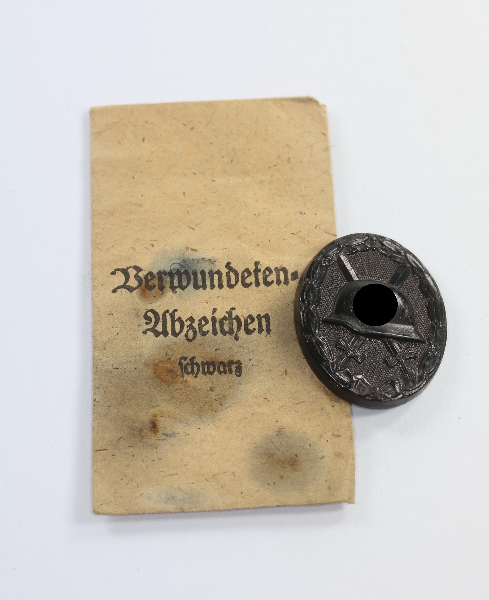 Verwundetenabzeichen in Schwarz, Hst. L55, in Verleihungstüte L55 – Bild 1