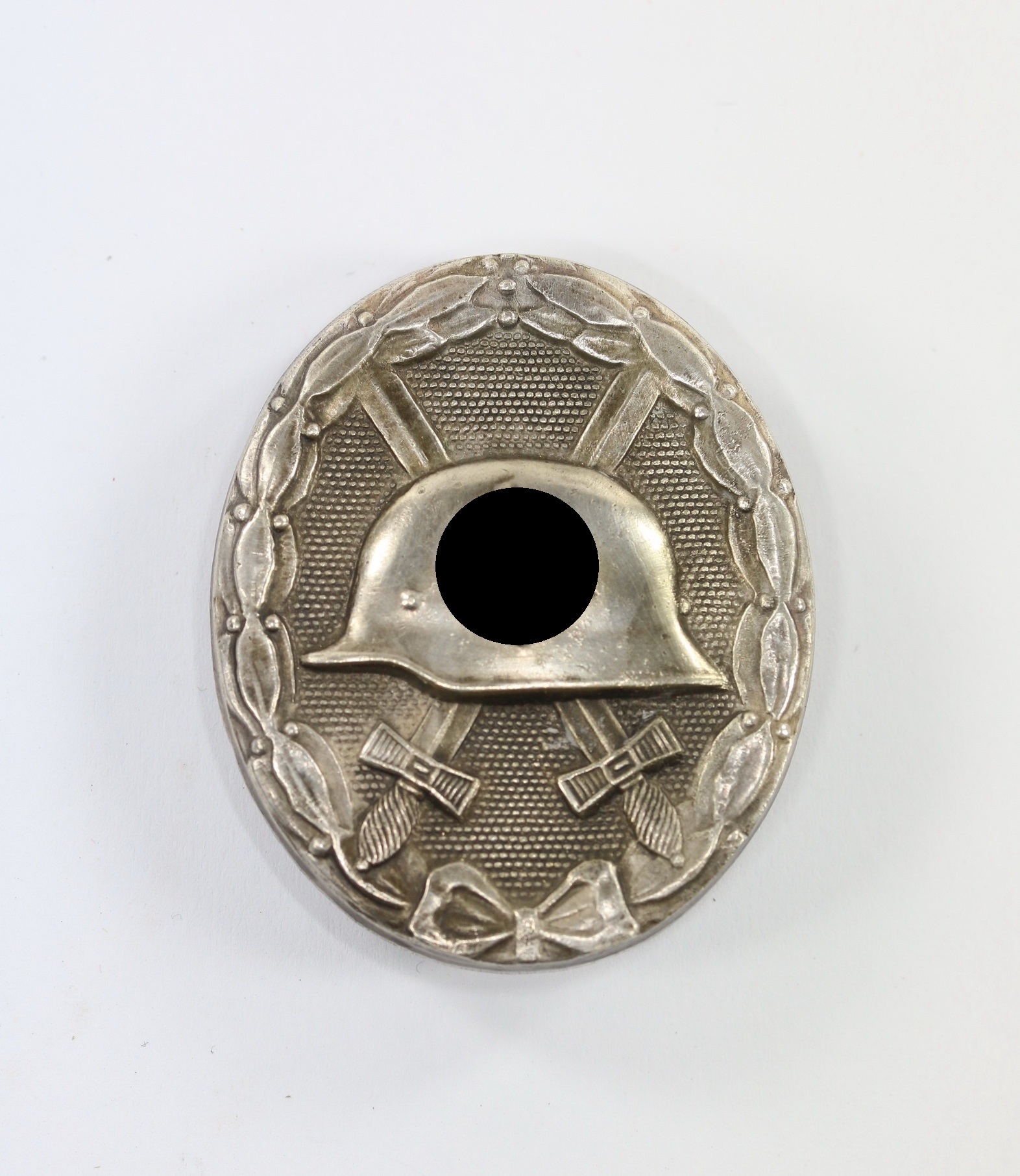 Verwundetenabzeichen in Silber, Hauptmünzamt Wien, breite Nadel, Buntmetall – Bild 1