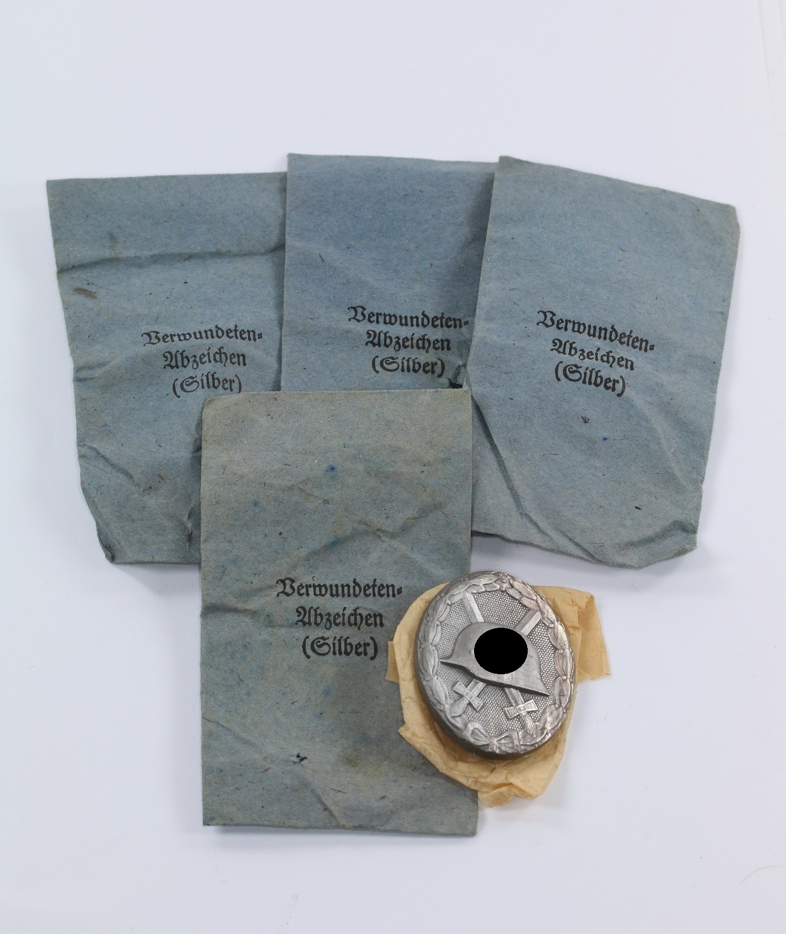 Verwundetenabzeichen in Silber, Hst. 26, in Verleihungstüte, Hortfund (!) – Bild 1