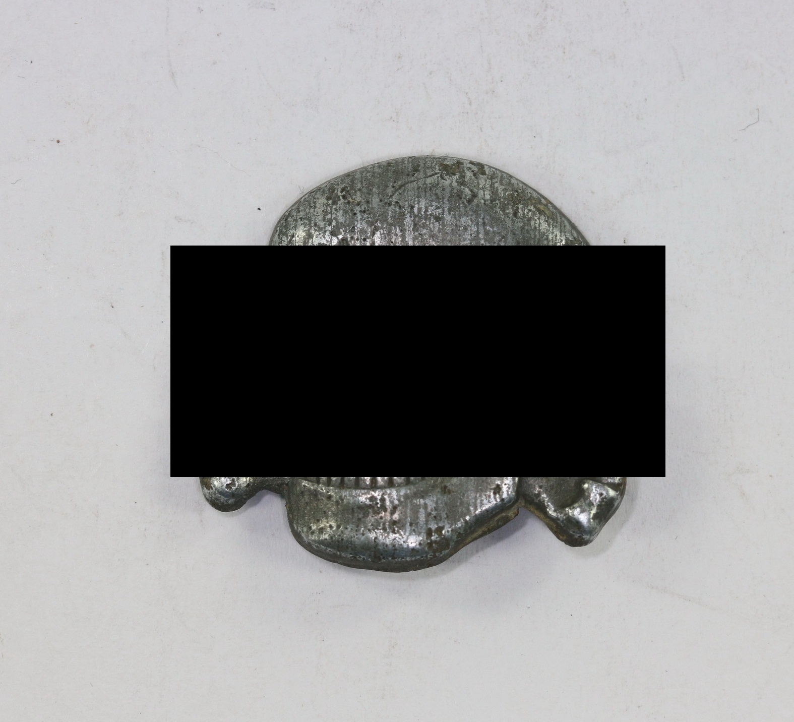 Waffen-SS, Totenkopf für die Schirmmütze, Ges. Gesch. (Assmann), Zink – Bild 1