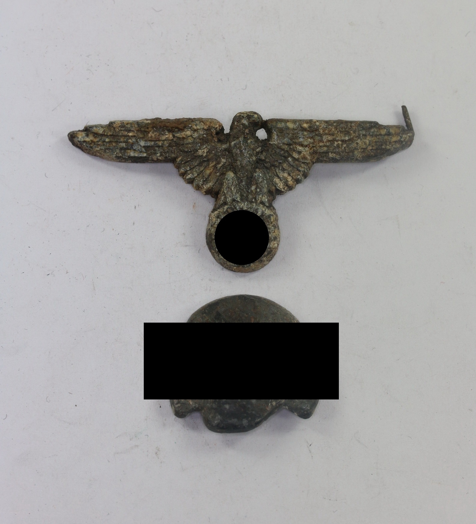 Waffen-SS, Totenkopf und Adler für die Schirmmütze (Bodenfund) – Bild 1
