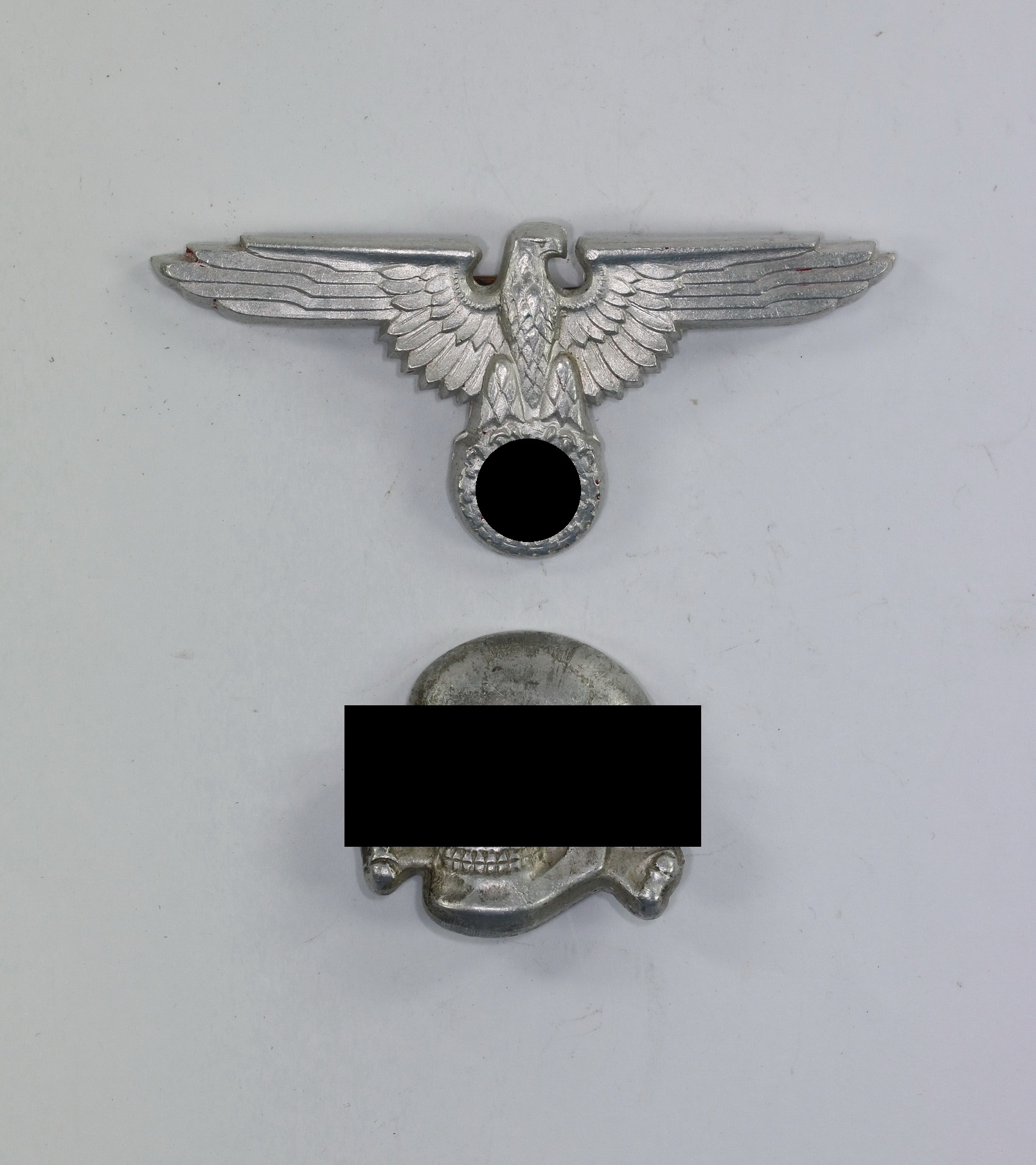 Waffen-SS, Totenkopf und Adler für die Schirmmütze, Hst, RZM M1/52, Aluminium – Bild 1