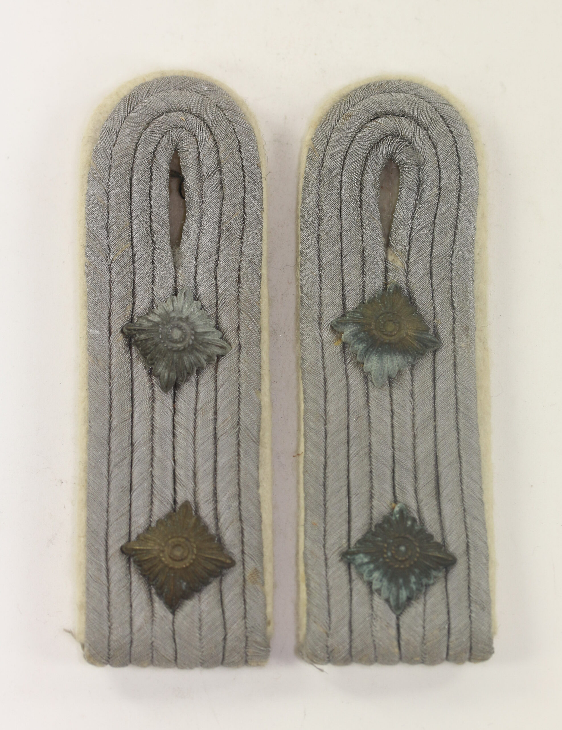 Wehrmacht Heer, Paar Schulterklappen für einen Hauptmann der Infanterie (Waffenfarbe weiß) – Bild 1