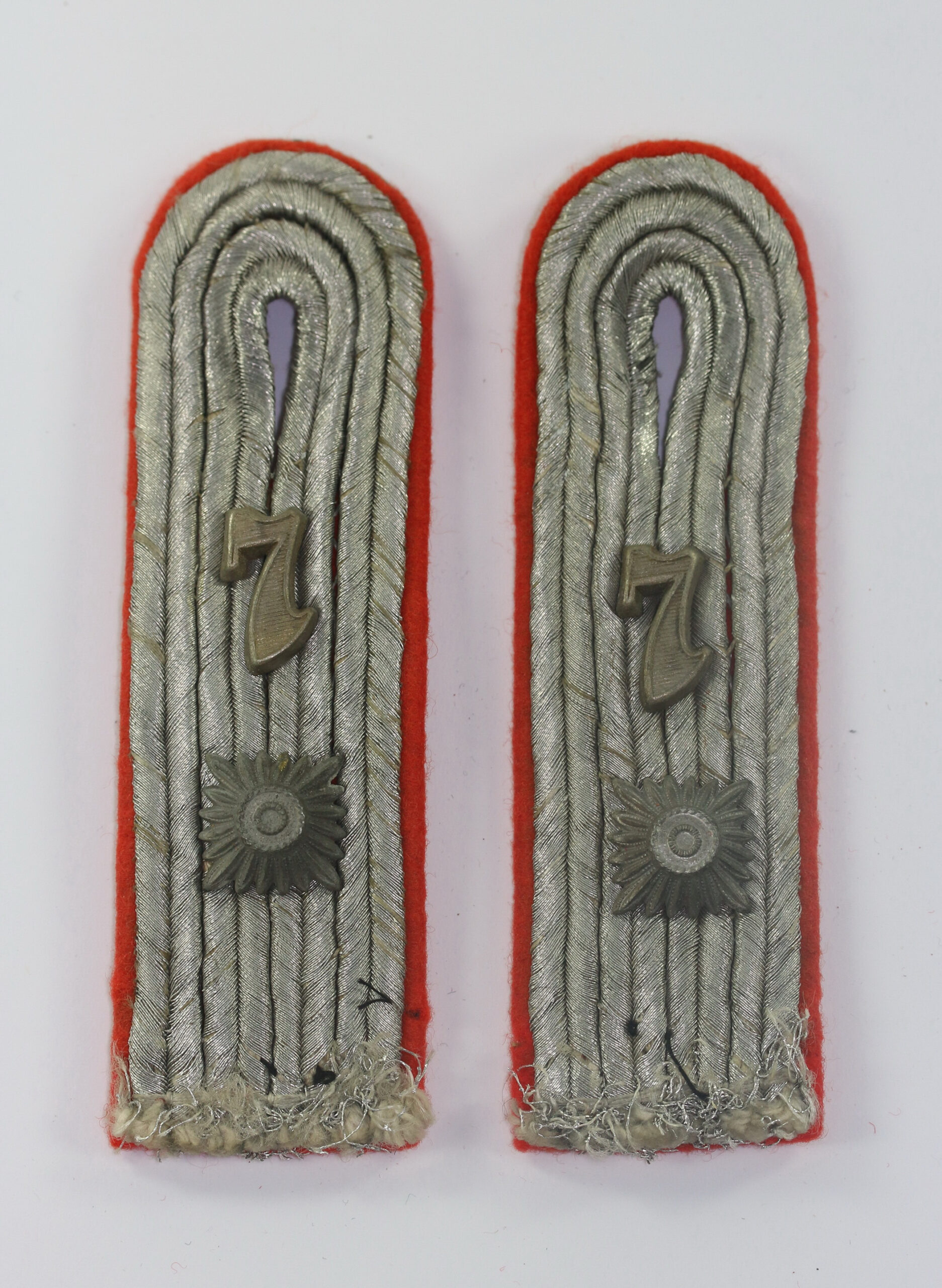 Wehrmacht Heer, Paar Schulterklappen für einen Oberleutnant in Artillerie Regiment 7 – Bild 1