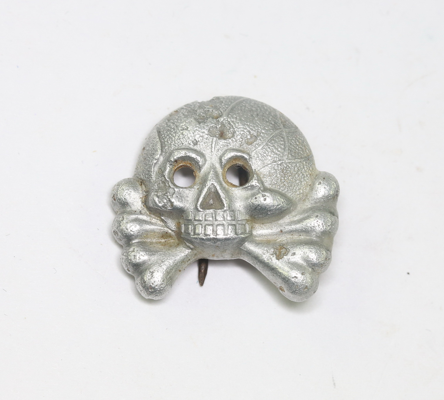  Wehrmacht Heer, Totenkopf Auflage für Panzer Kragenspiegel (Aluminium) – Bild 1